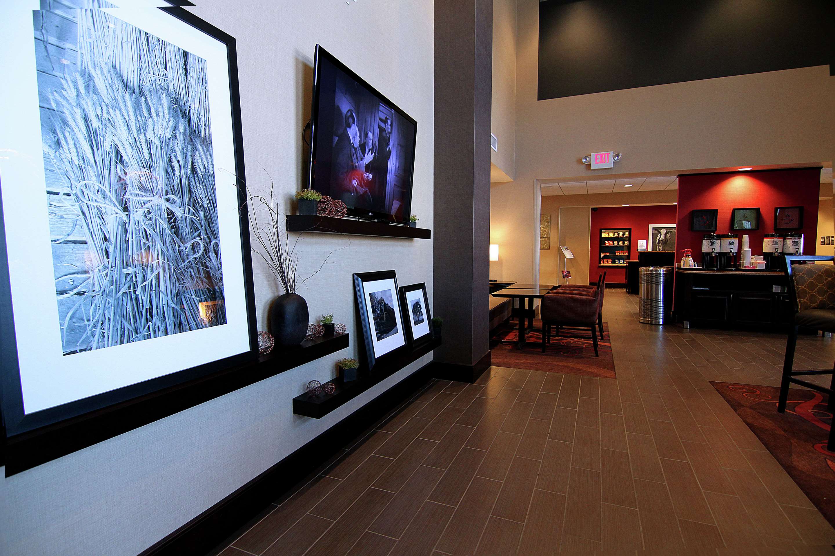 Lobby | Hampton Inn & Suites Grand Forks