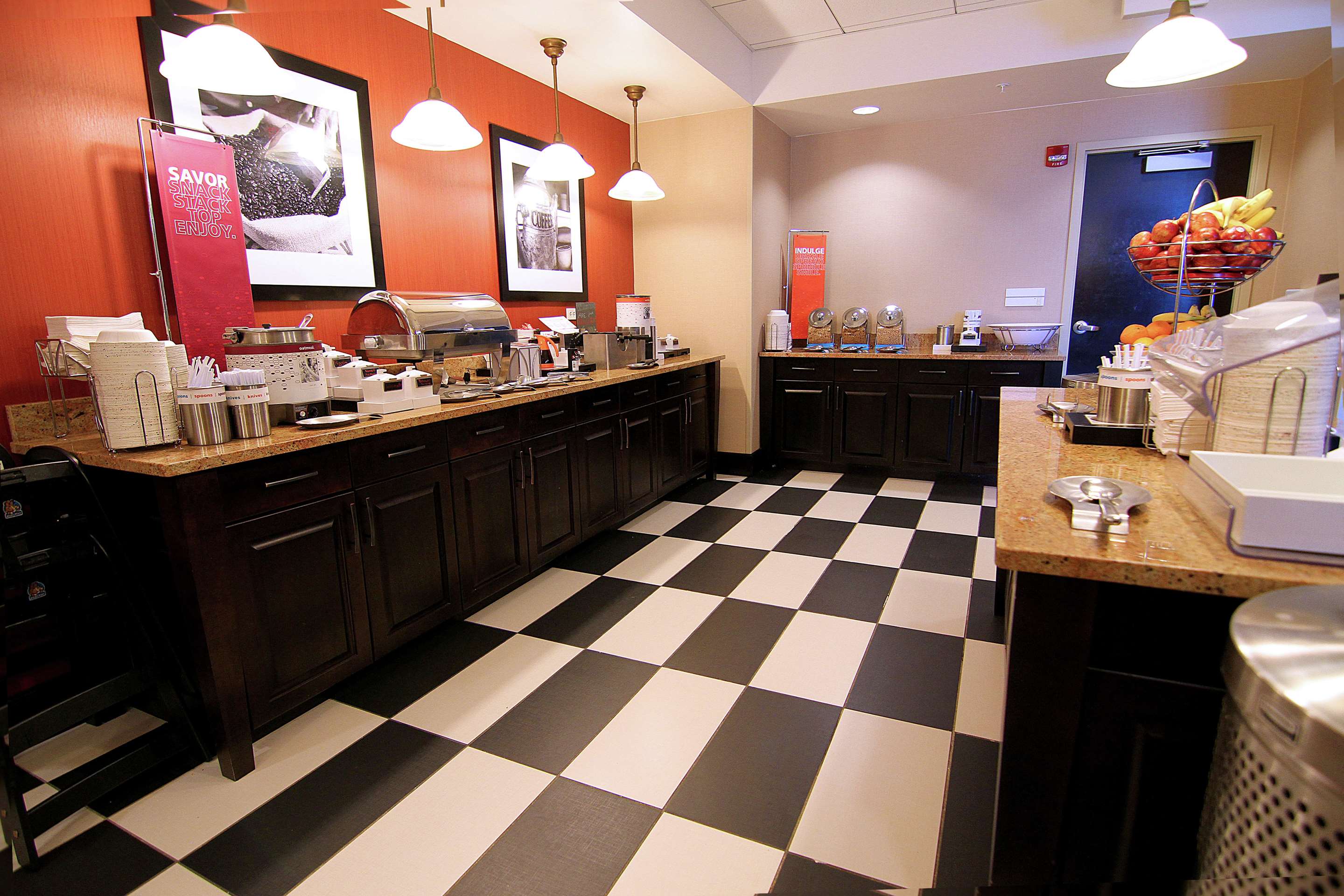 Restaurant | Hampton Inn & Suites Grand Forks