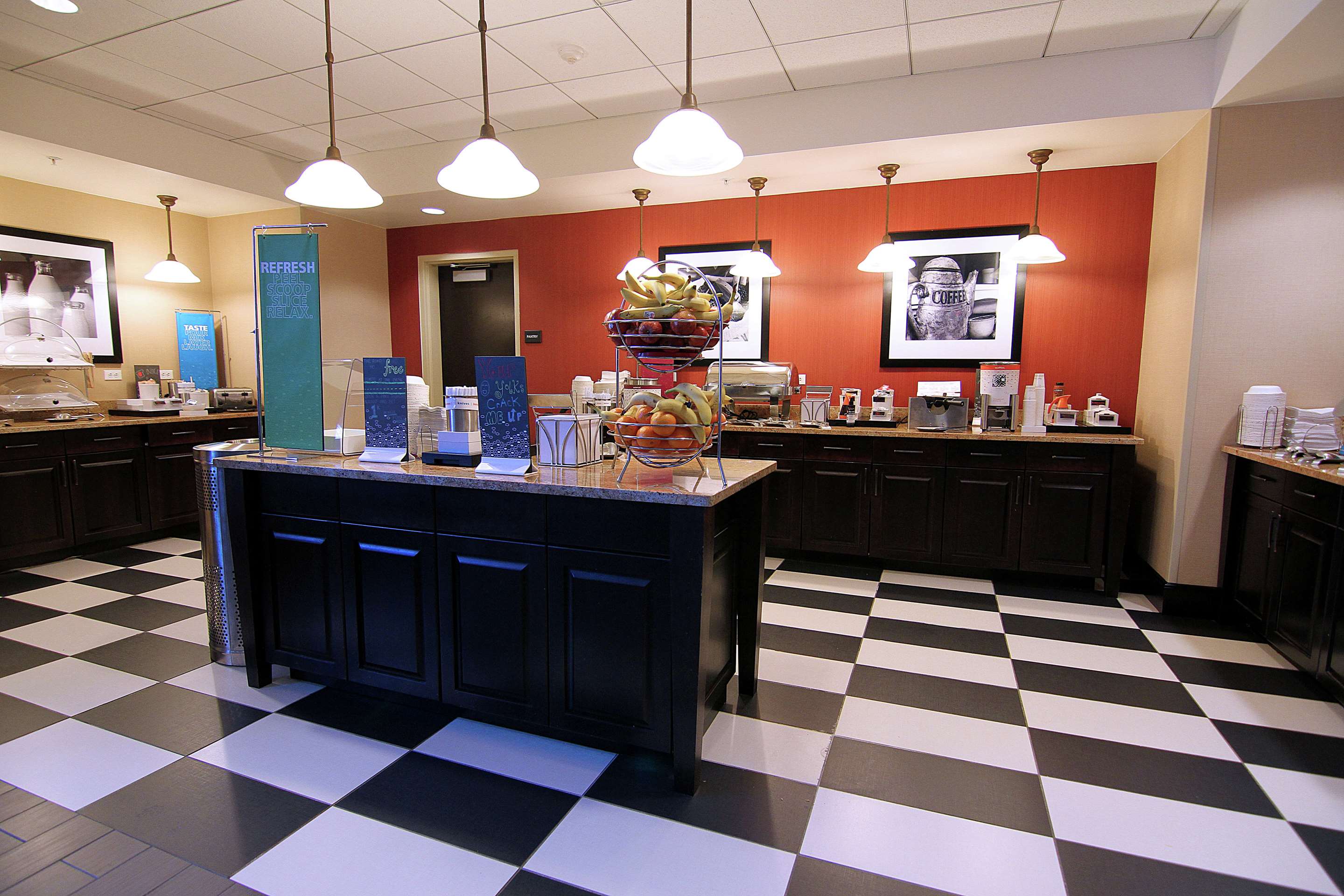 Restaurant | Hampton Inn & Suites Grand Forks