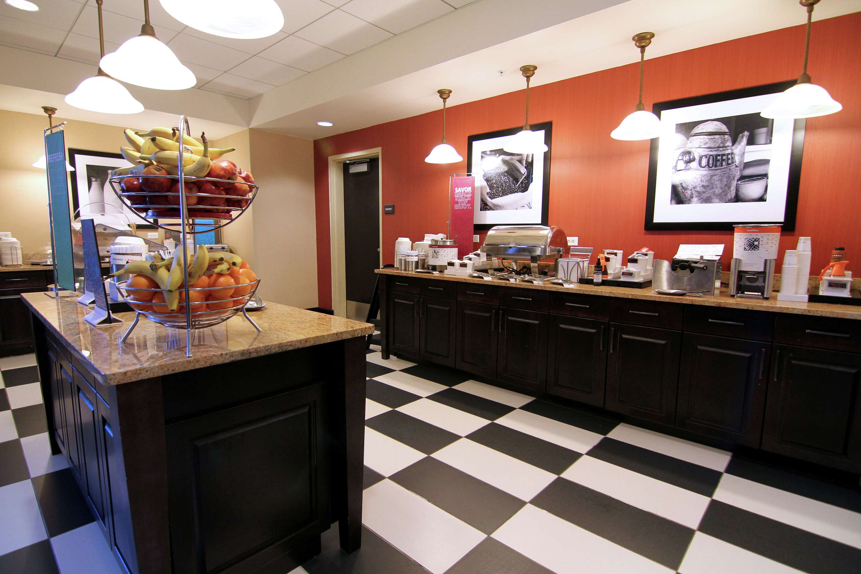 Restaurant | Hampton Inn & Suites Grand Forks