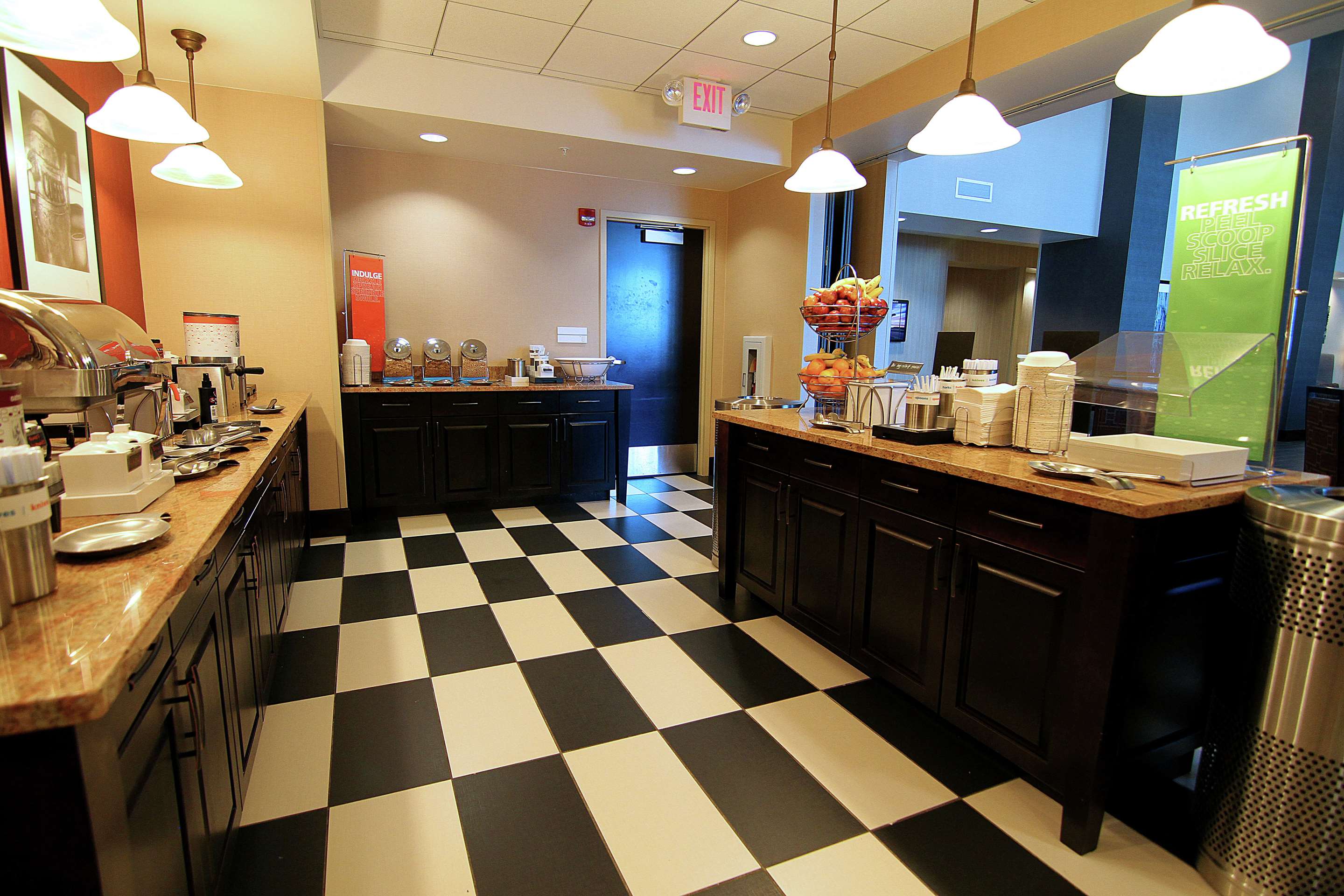 Restaurant | Hampton Inn & Suites Grand Forks