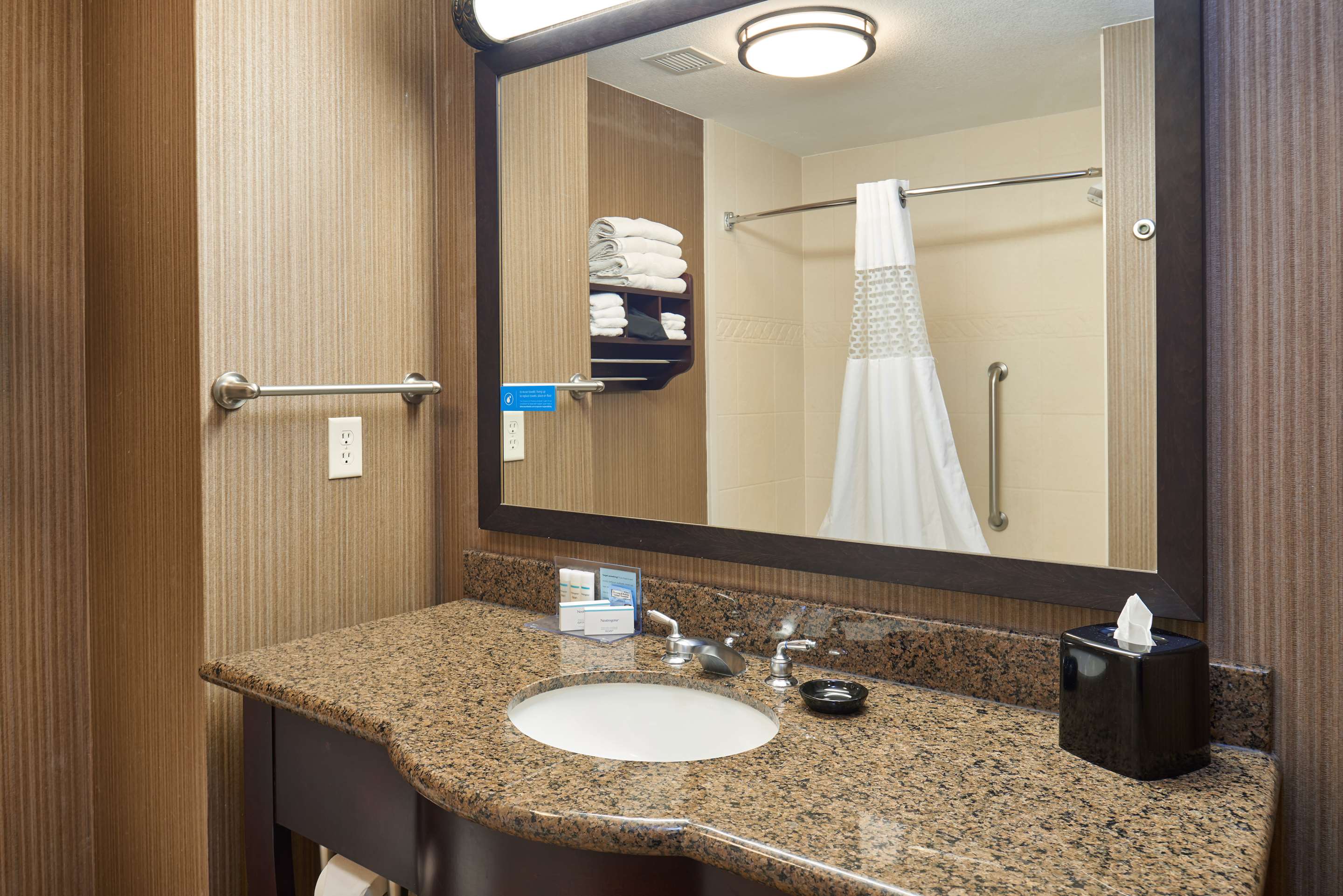 Guest room bath