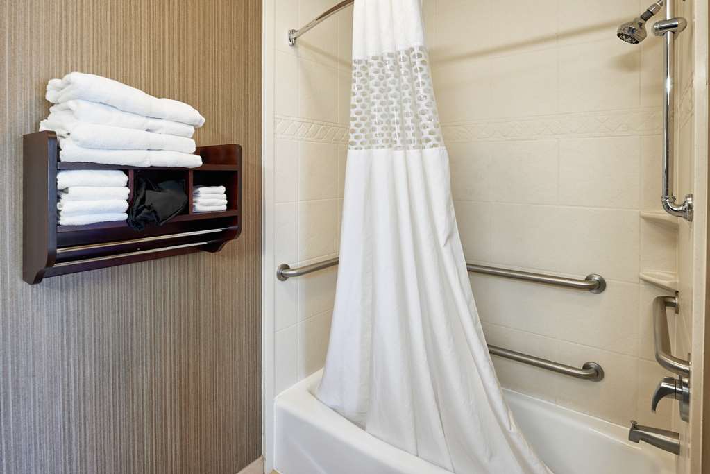 Hampton Inn & Suites by Hilton Longview North Room Type - 2QN MOB HEARING ACC TUB NS