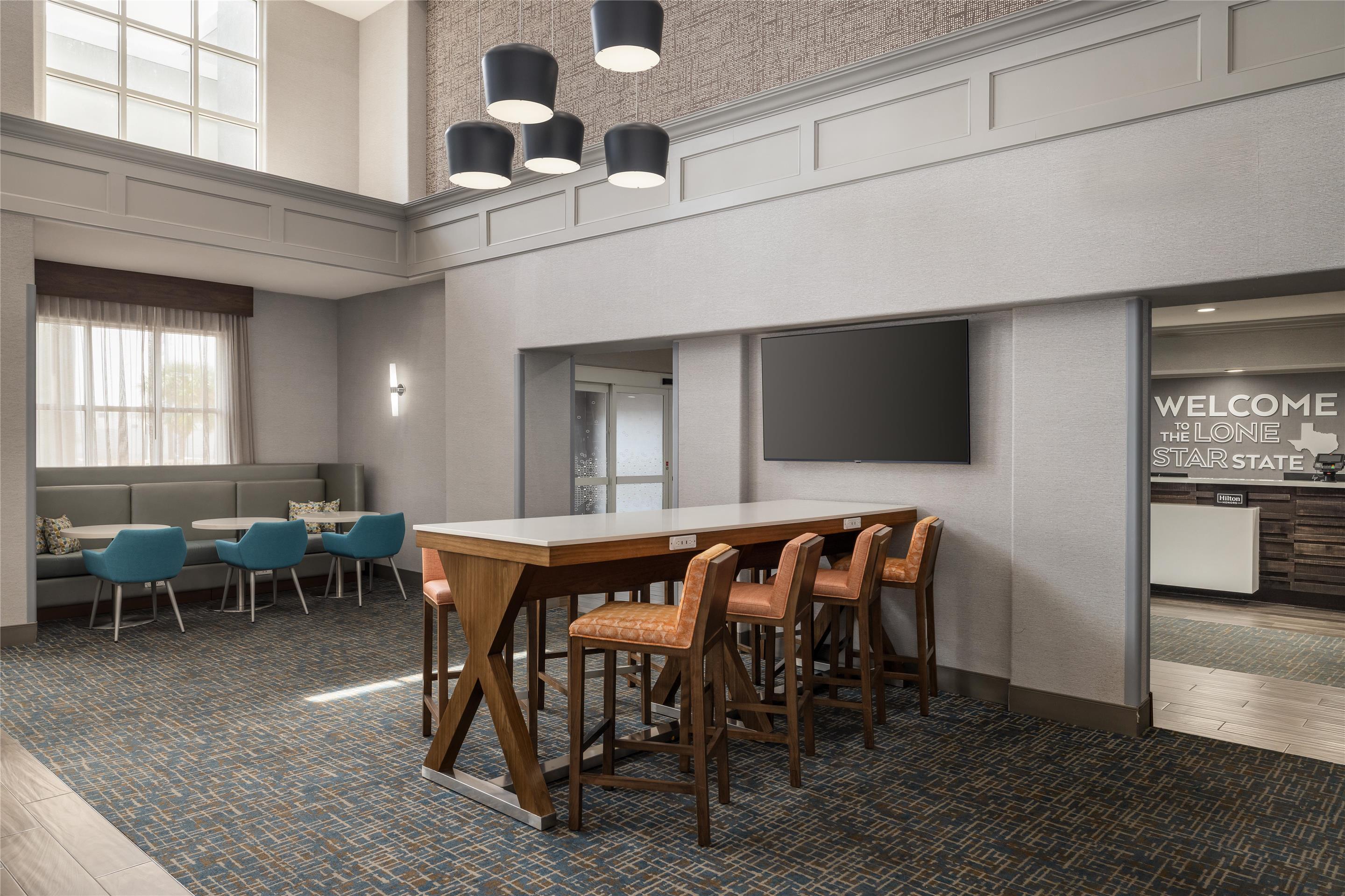 Lobby | Hampton Inn & Suites Galveston