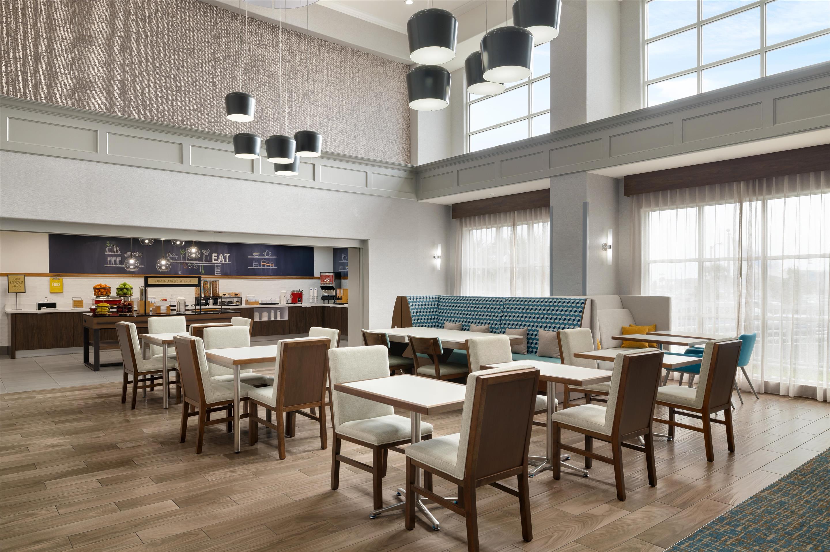 Breakfast Area | Hampton Inn & Suites Galveston