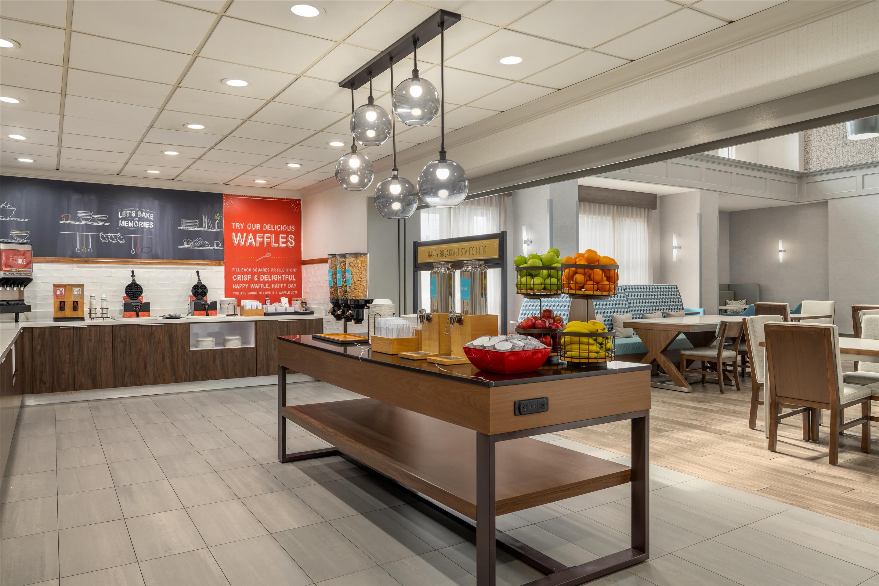 Breakfast Area | Hampton Inn & Suites Galveston