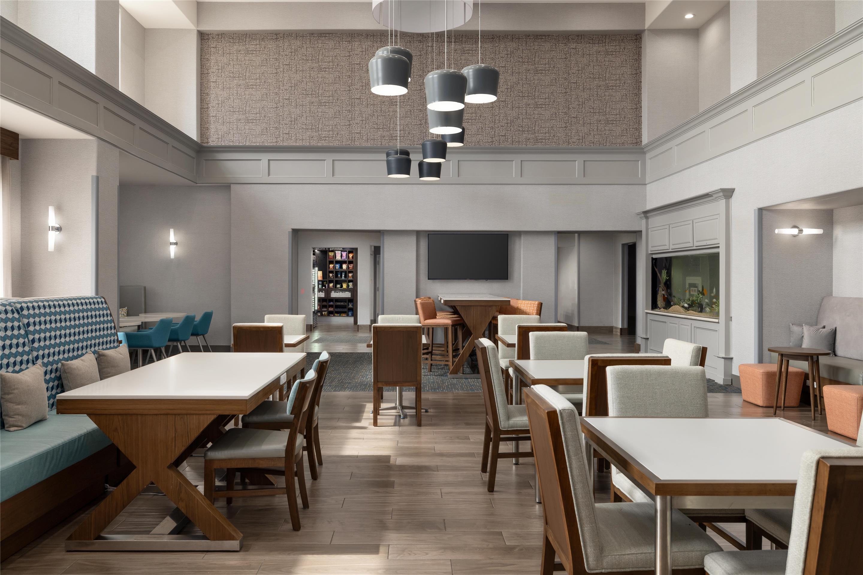 Breakfast Area | Hampton Inn & Suites Galveston