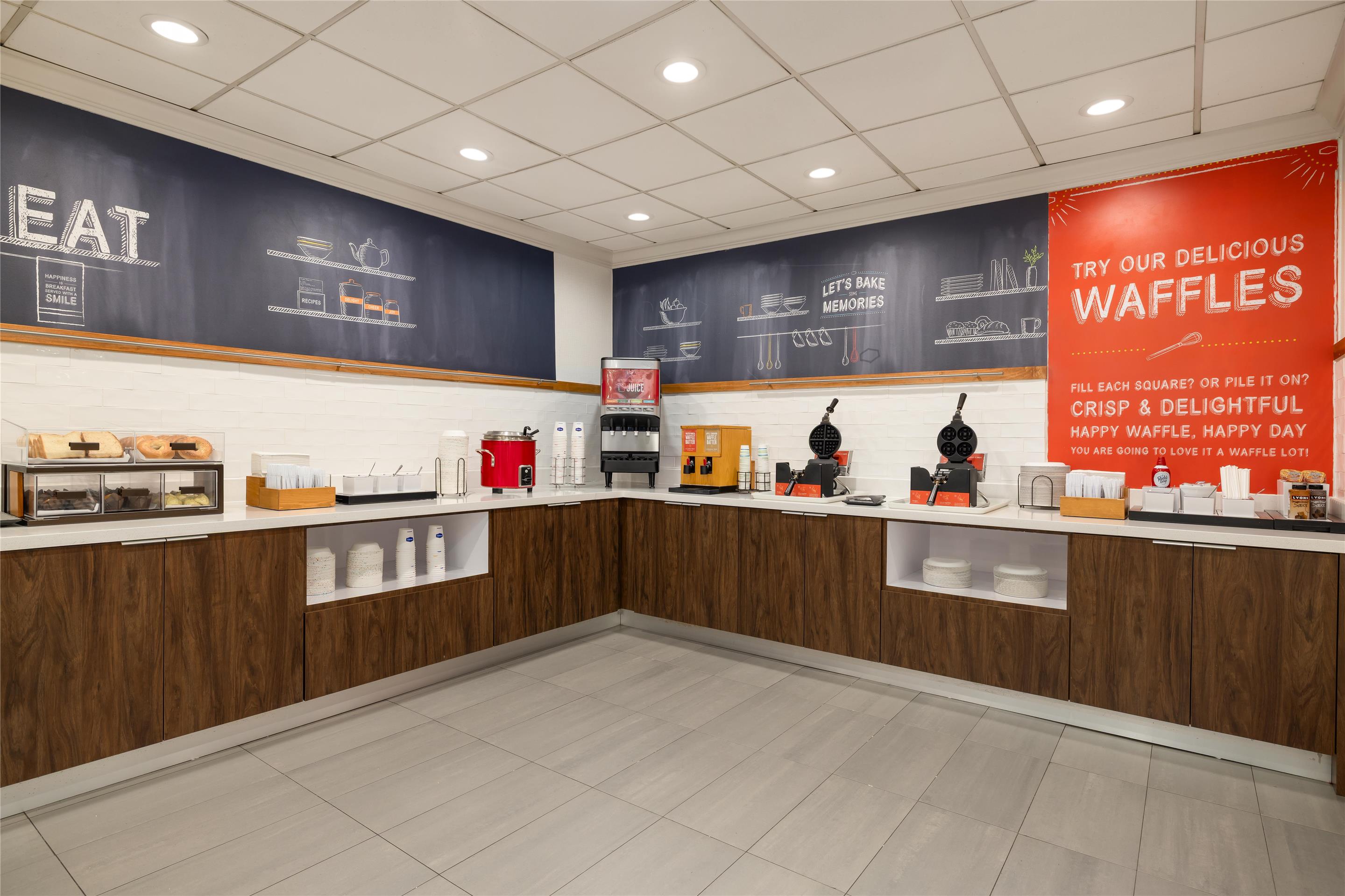Breakfast Area | Hampton Inn & Suites Galveston