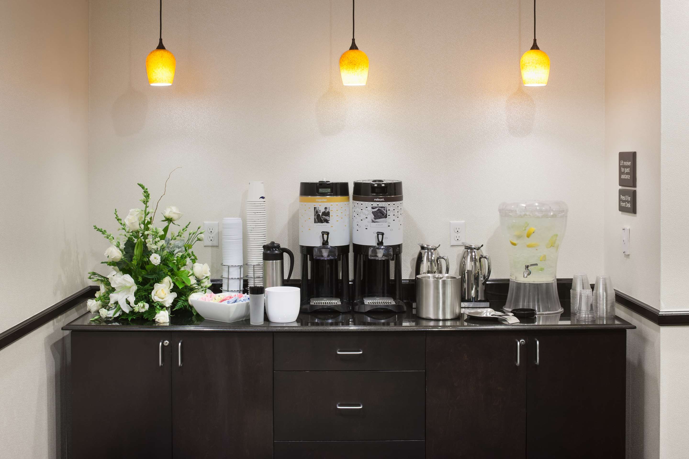 Breakfast Area | Hampton Inn & Suites Gainesville-Downtown