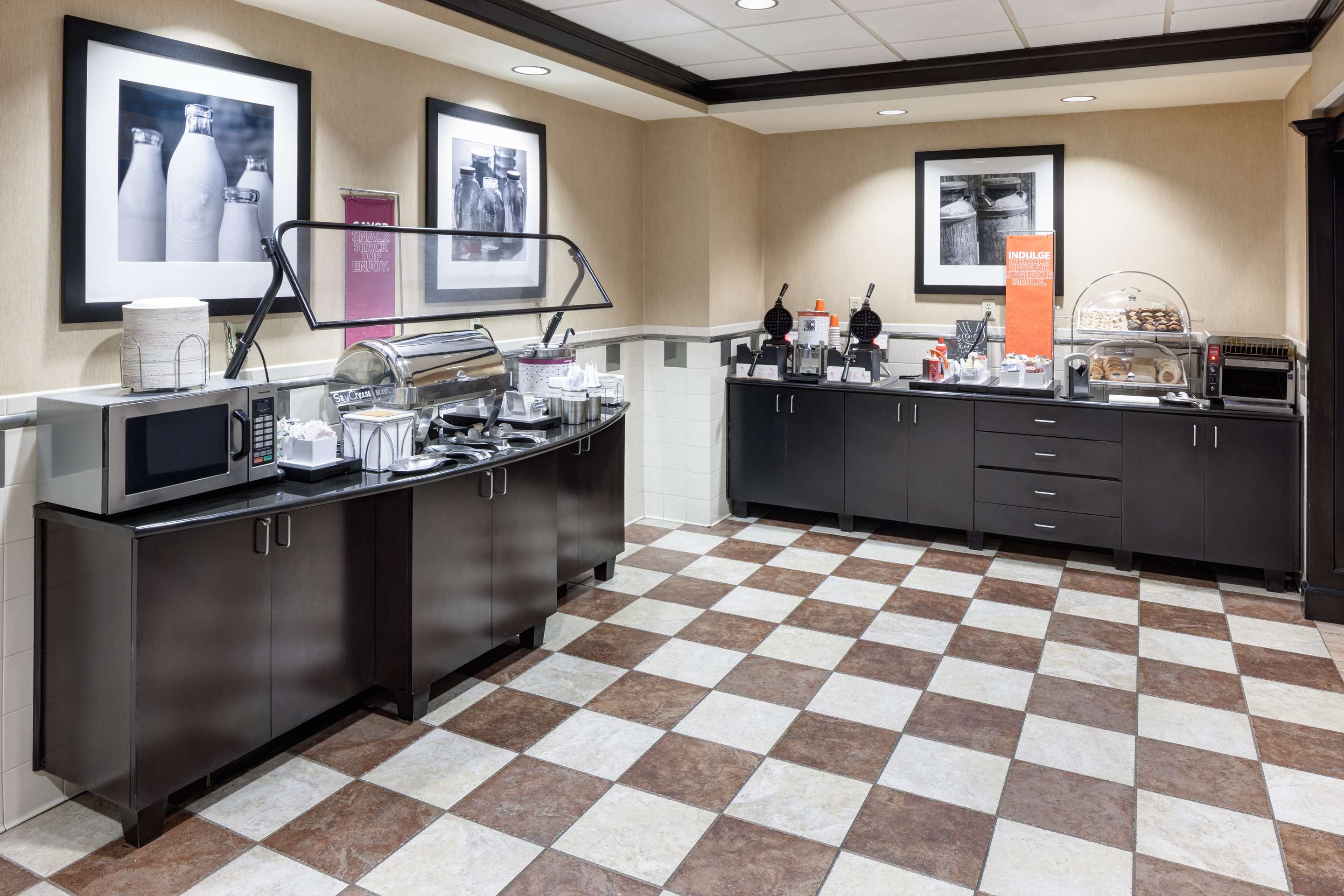 Breakfast Area | Hampton Inn & Suites Gainesville-Downtown