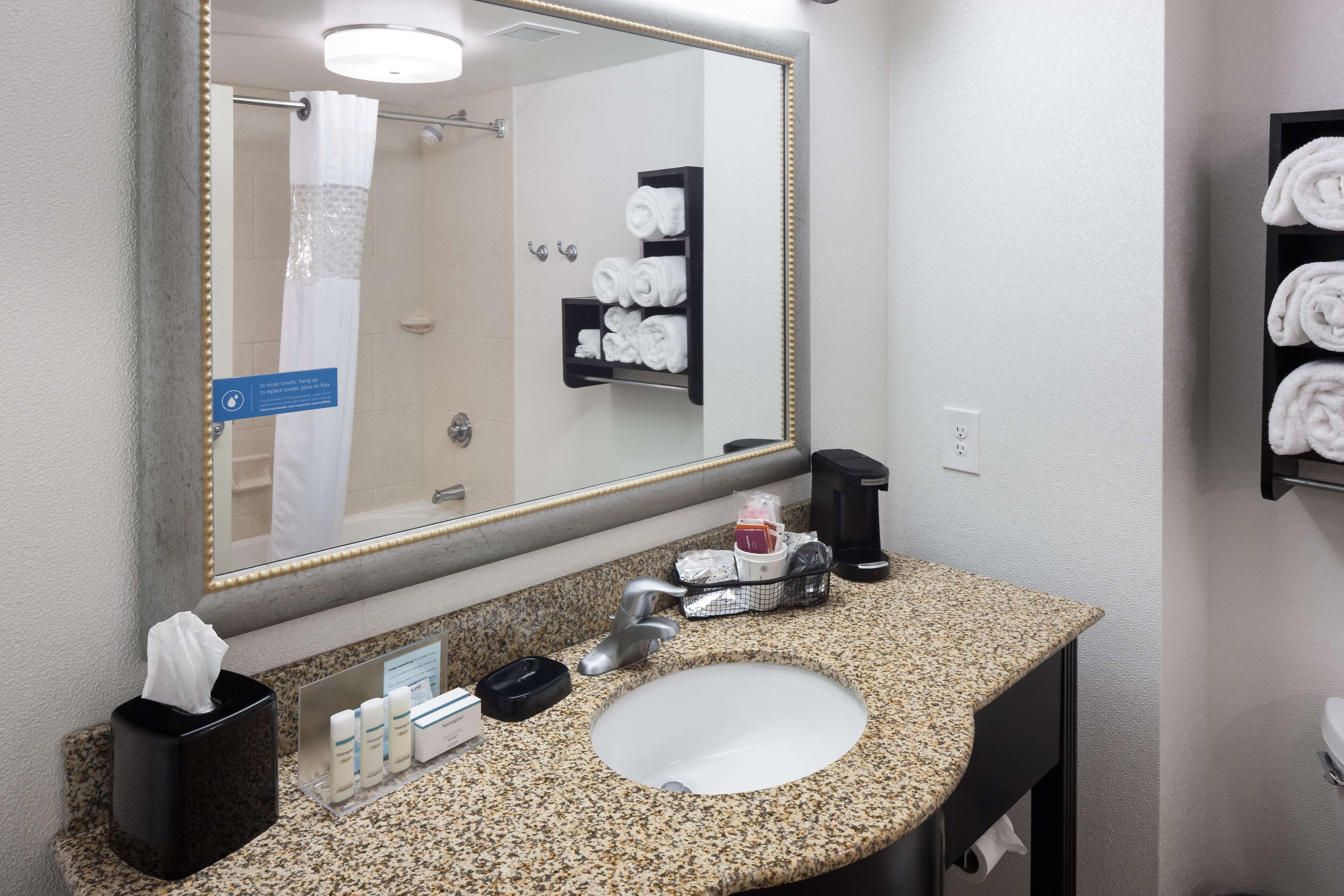 Hampton Inn & Suites Gainesville Downtown Room Type - 1KNG STUDIO SOFABED NOSMOK