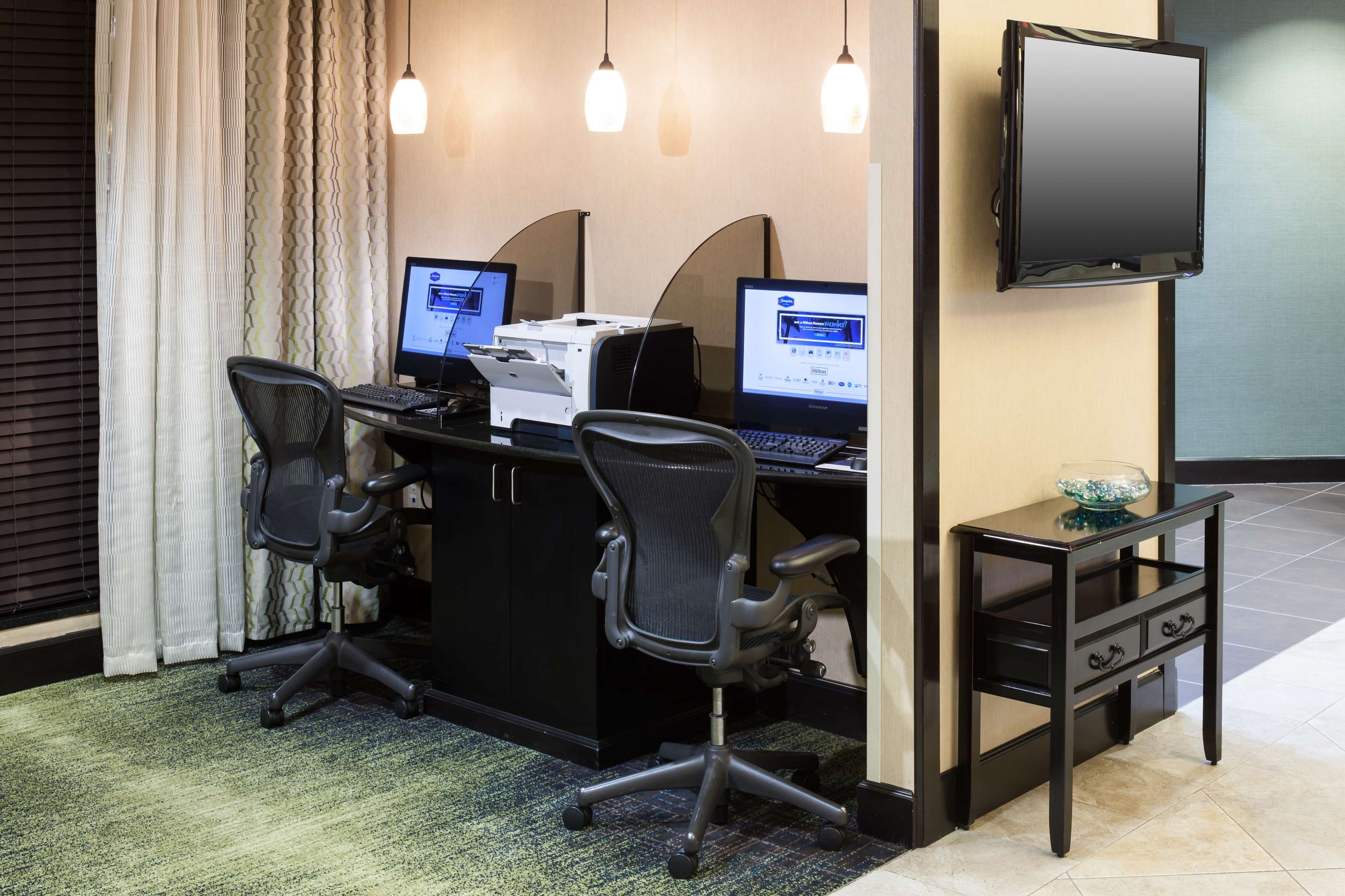 Business Center | Hampton Inn & Suites Gainesville-Downtown