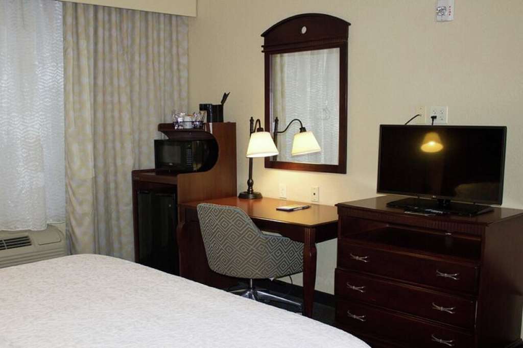 Hampton Inn by Hilton Gallipolis Room Type - 1 KING ACC W TUB NON SMOK
