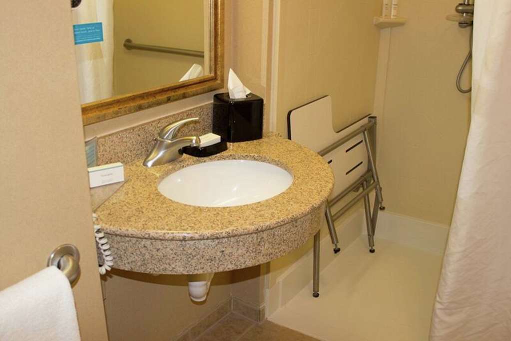 Hampton Inn Gallipolis, OH-guestroom-Guest Room,Bathroom,On-Site.jpg