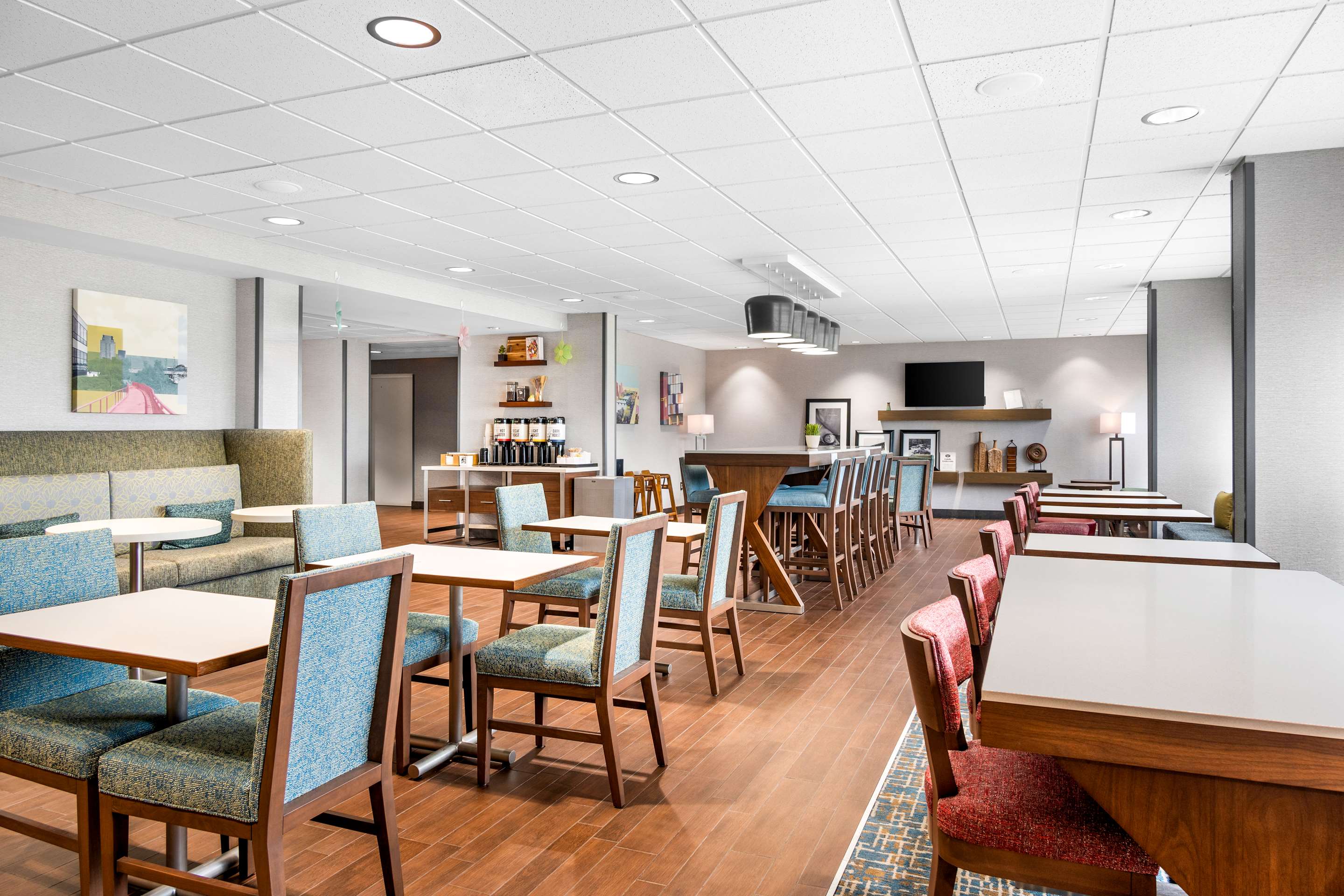 Breakfast Area | Hampton Inn Grand Rapids-North
