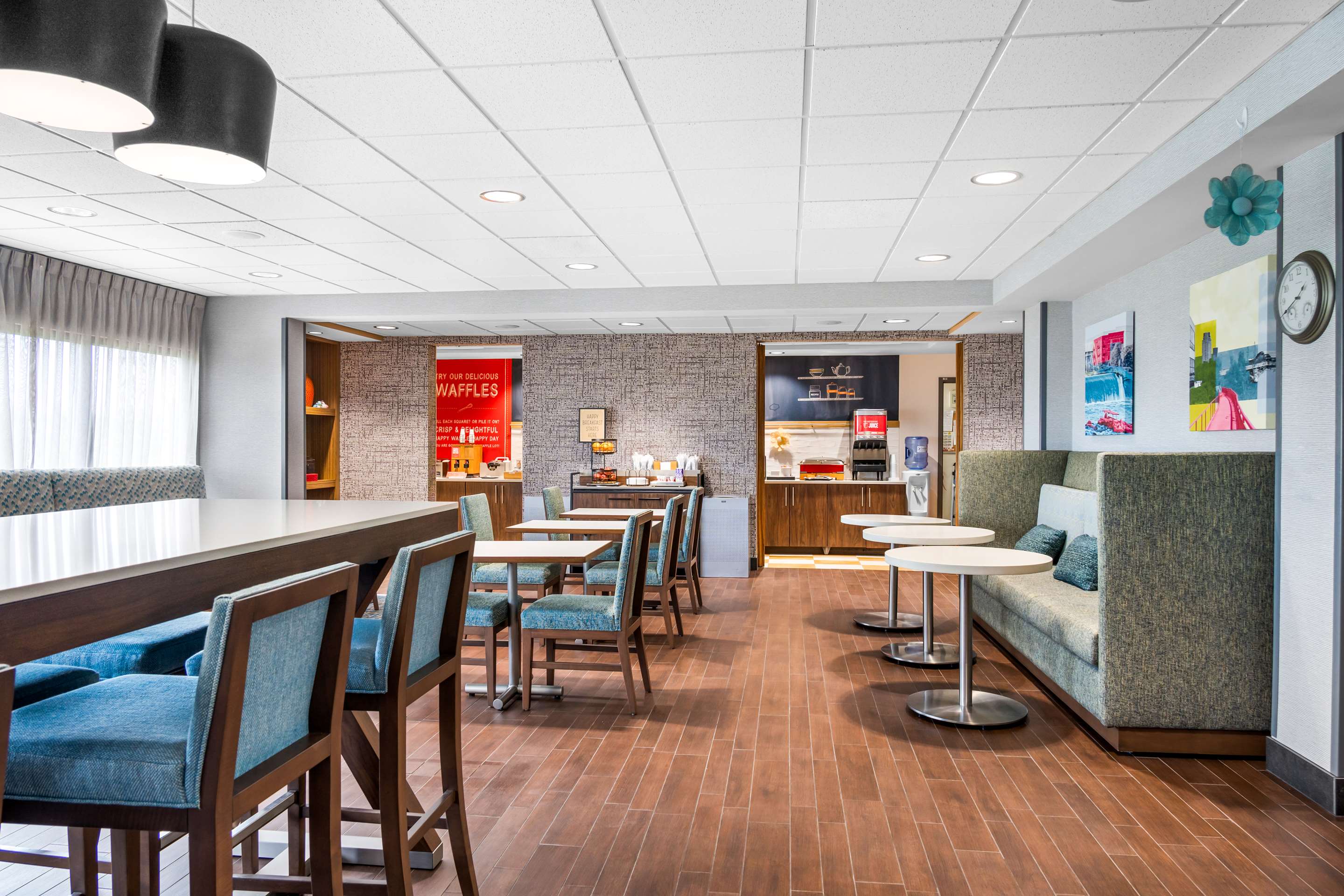Breakfast Area | Hampton Inn Grand Rapids-North