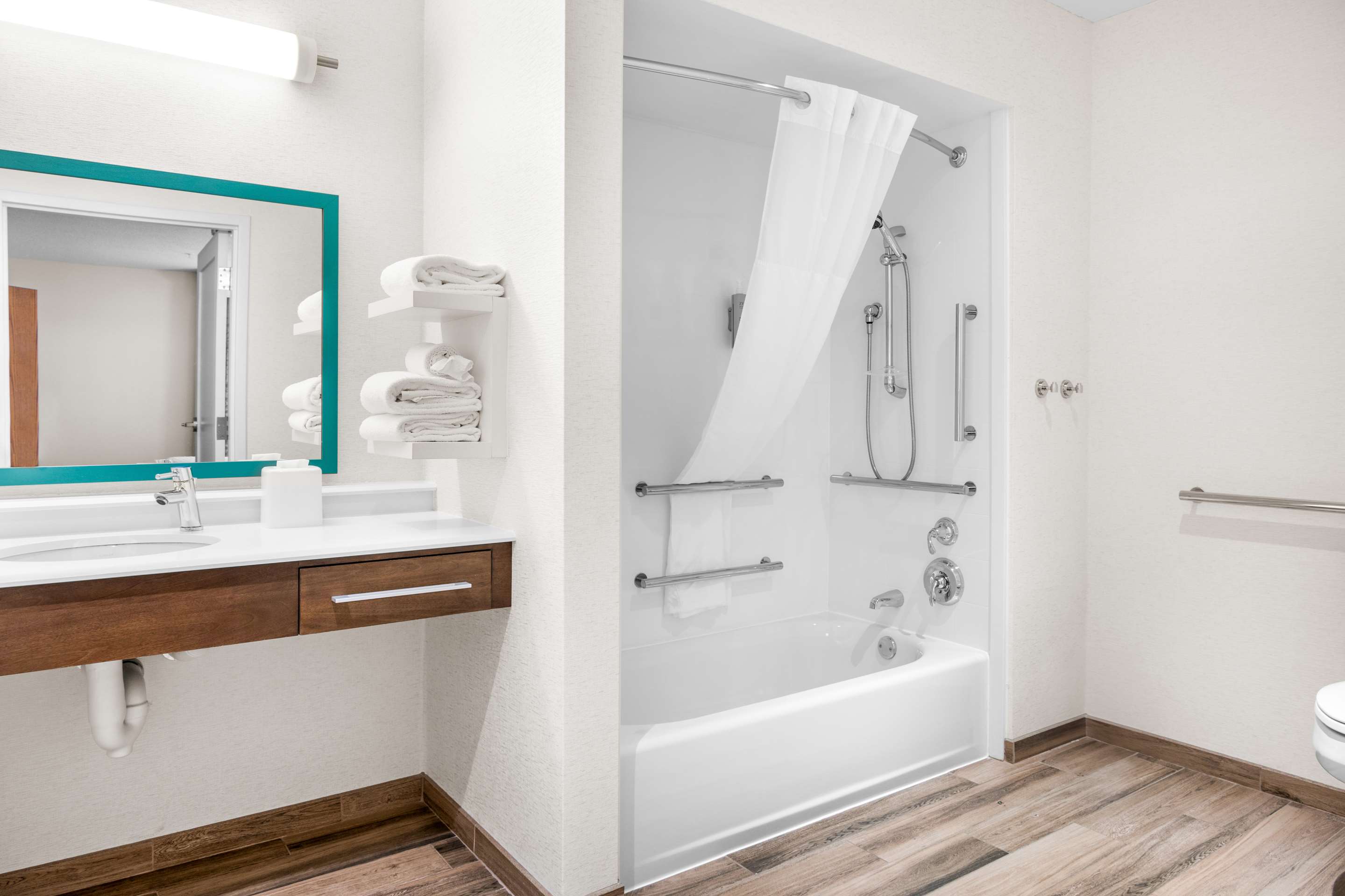 Guest room bath