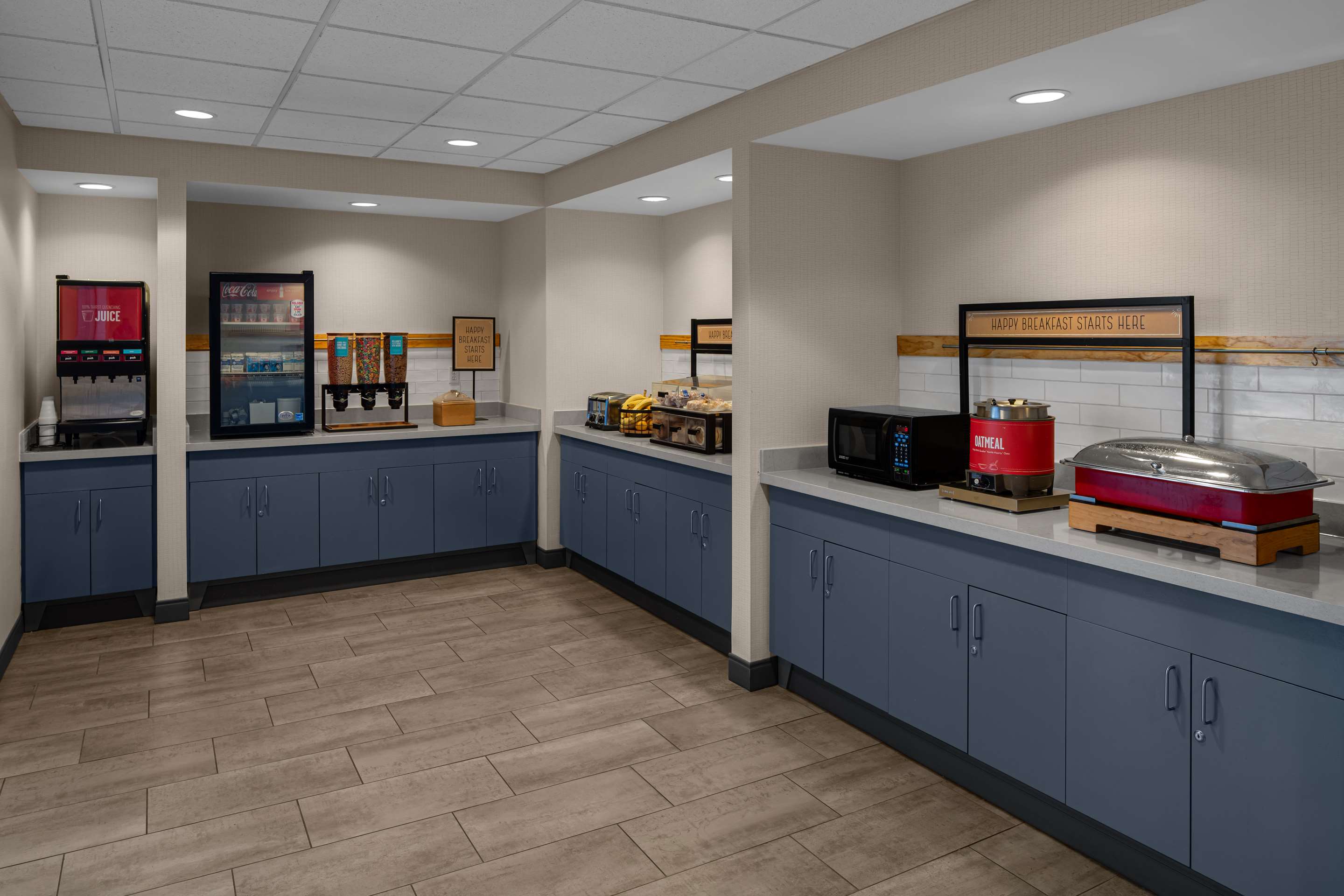 Breakfast Area | Hampton Inn & Suites Grand Rapids-Airport 28th St