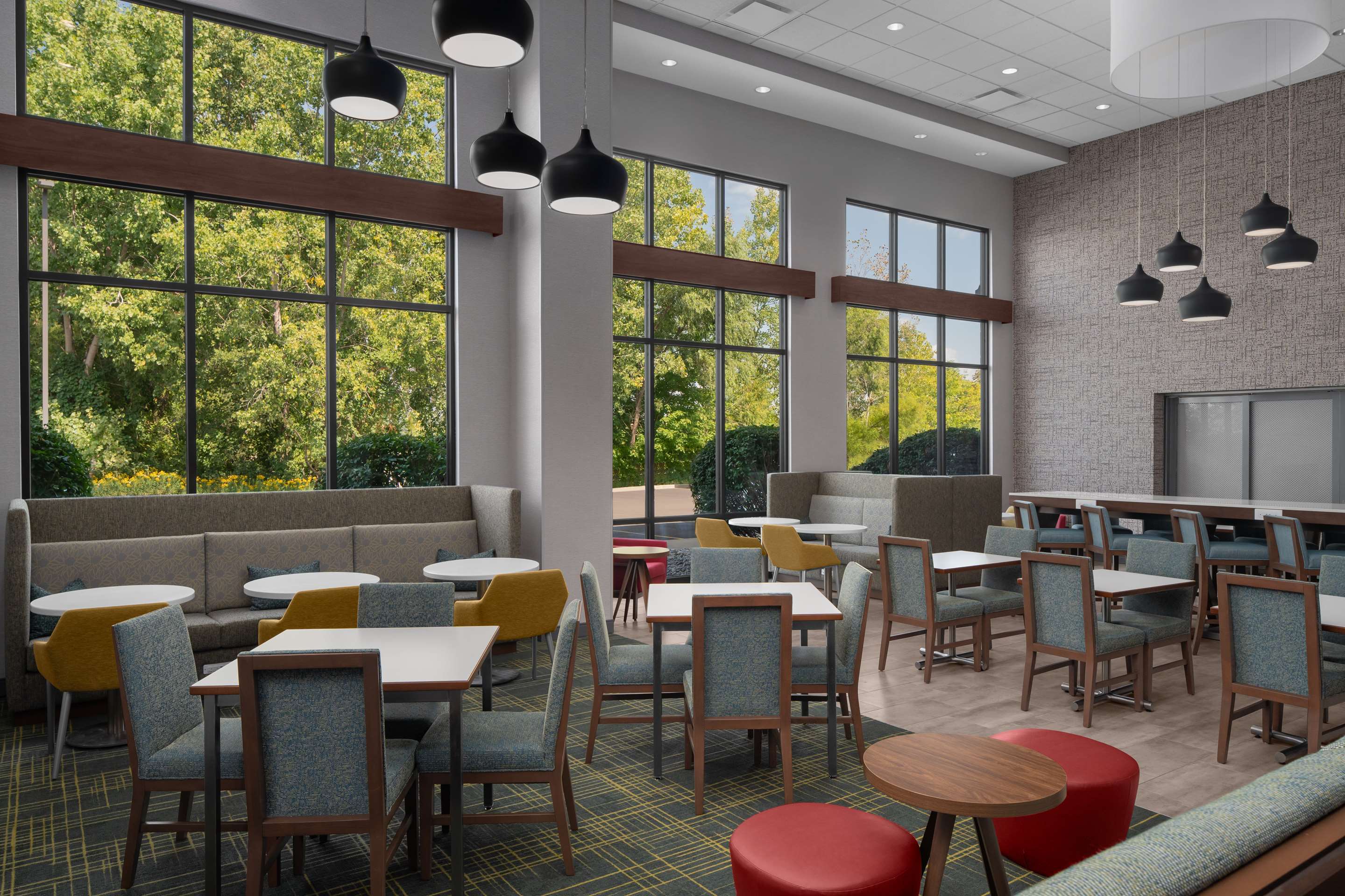 Lobby | Hampton Inn & Suites Grand Rapids-Airport 28th St