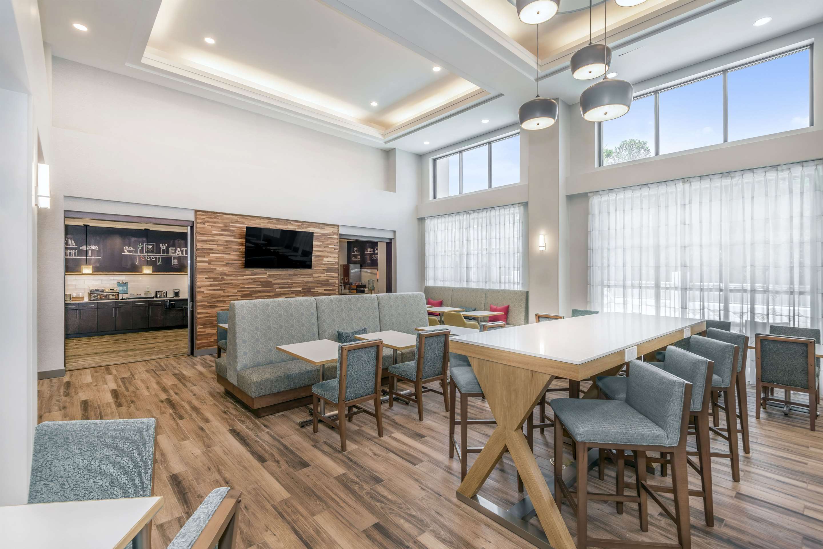 Breakfast Area | Hampton Inn & Suites Burlington, NC