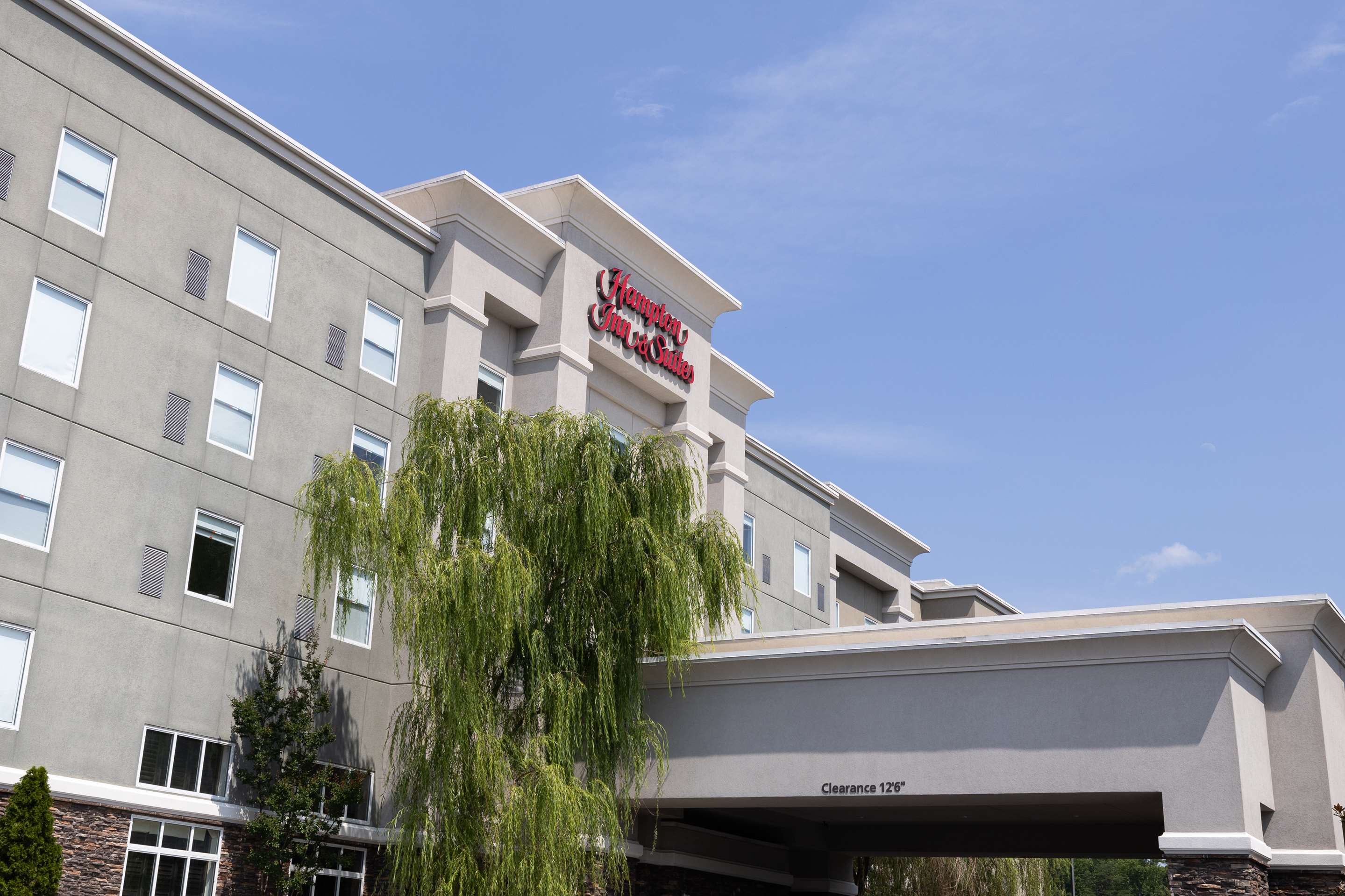 Exterior | Hampton Inn & Suites Greensboro/Coliseum Area