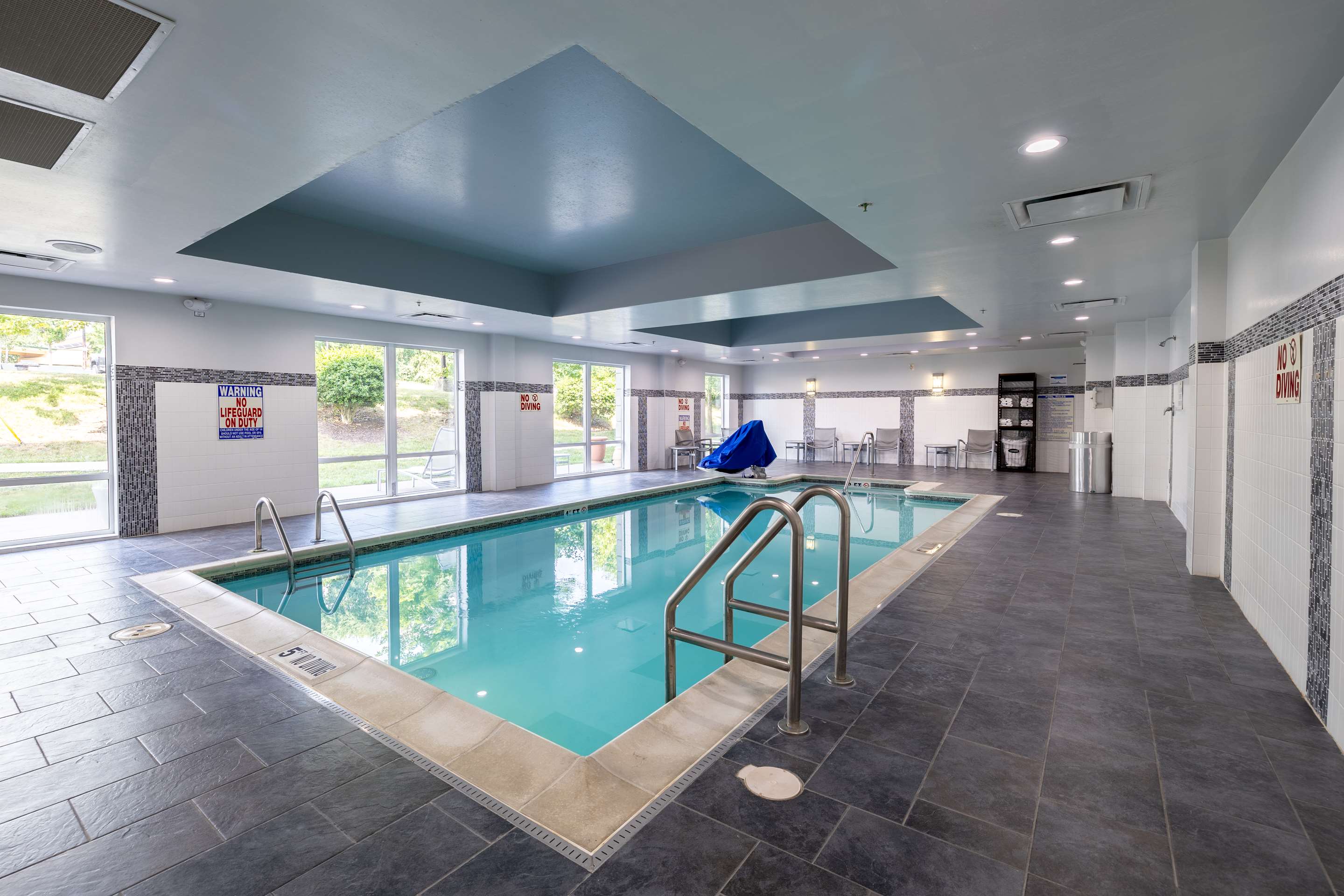 Pool | Hampton Inn & Suites Greensboro/Coliseum Area