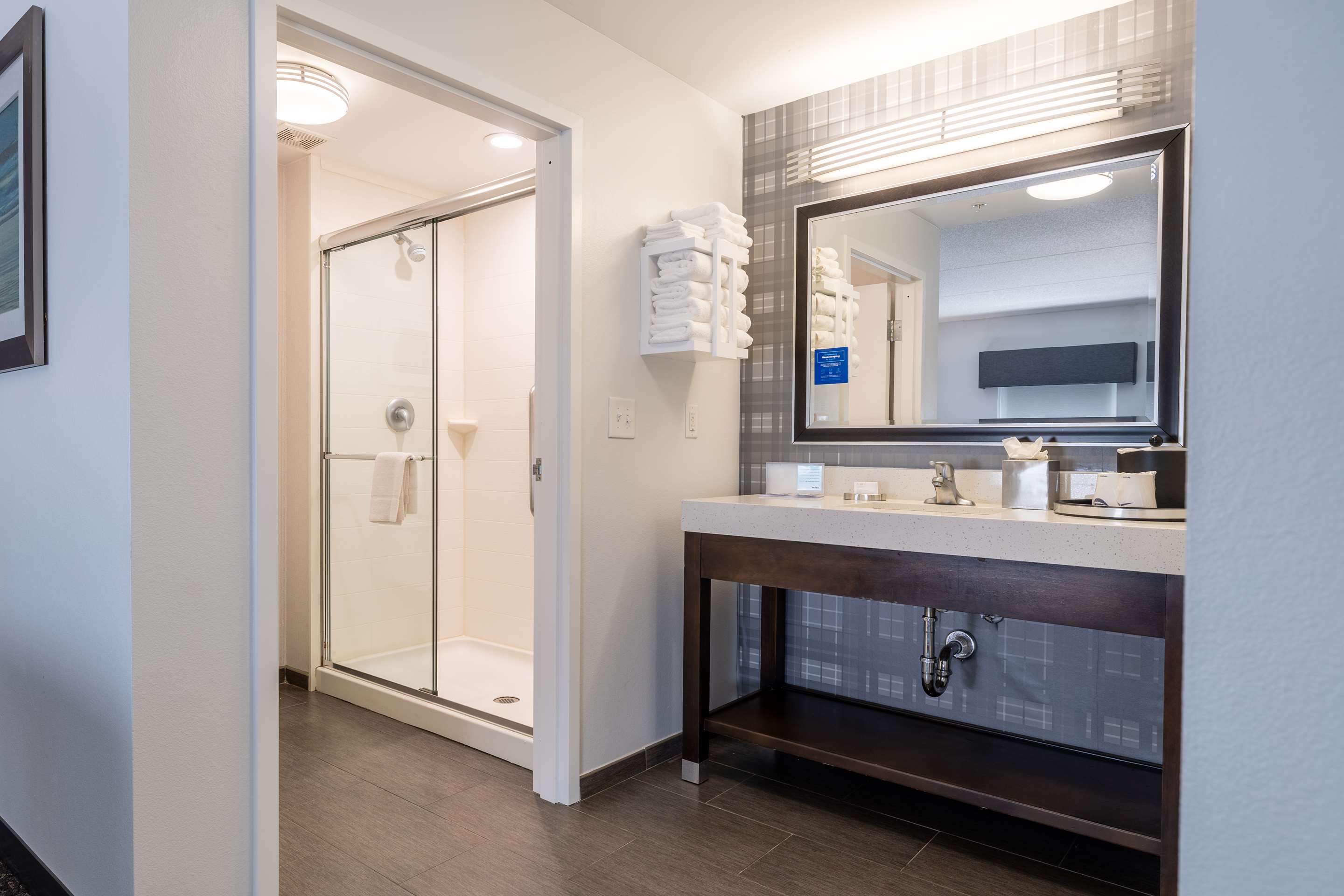 Guest room bath
