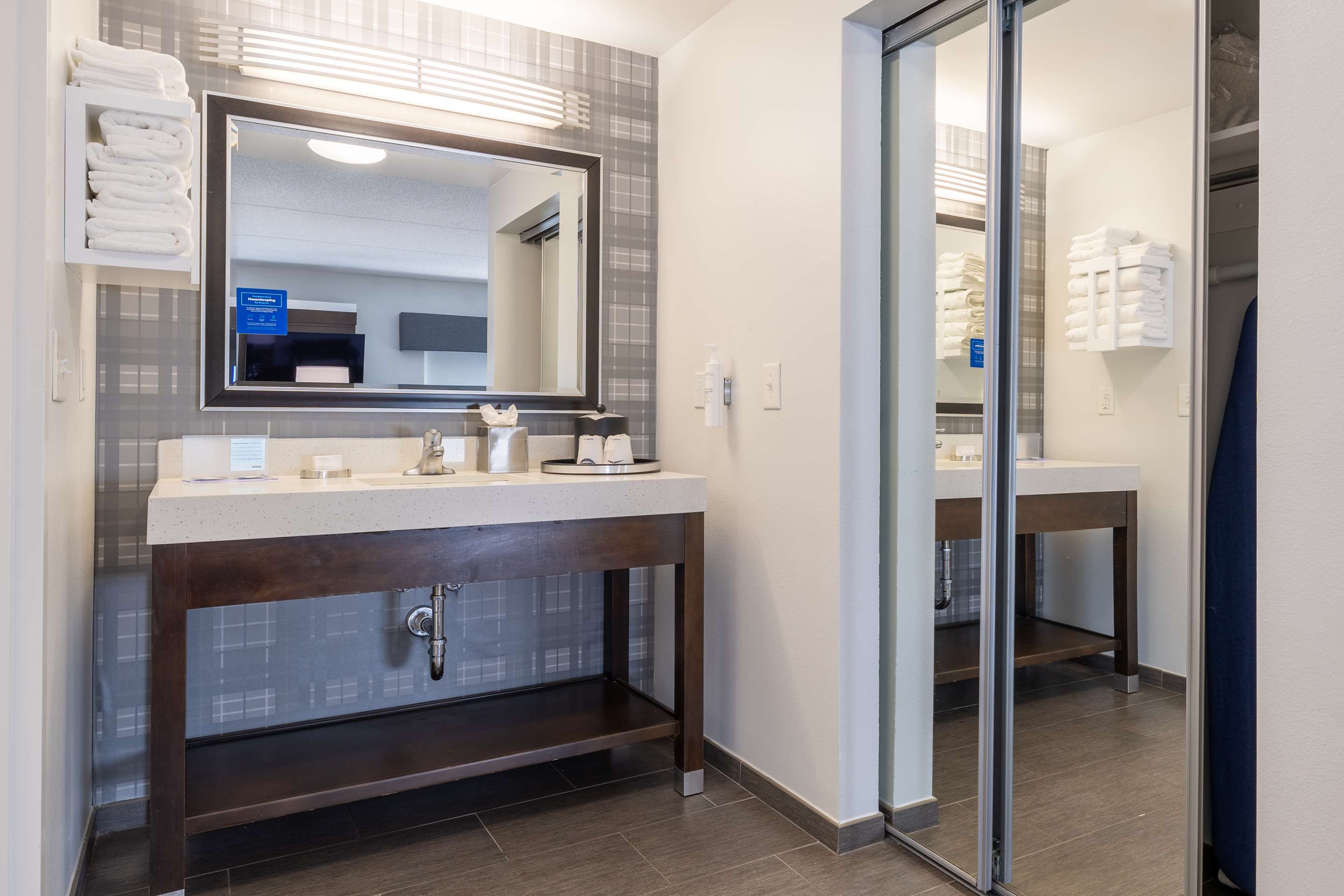 Guest room bath