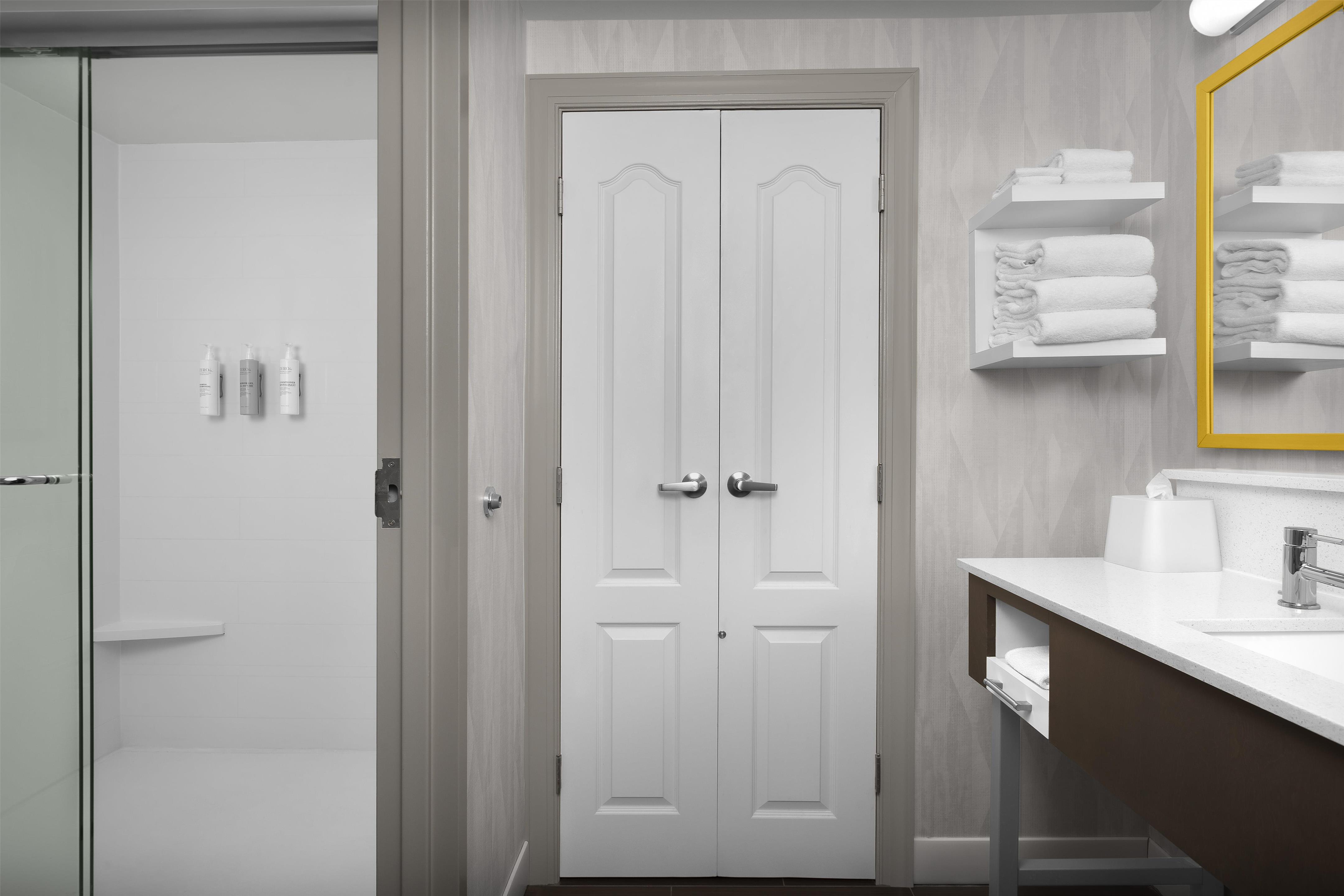 Guest room bath