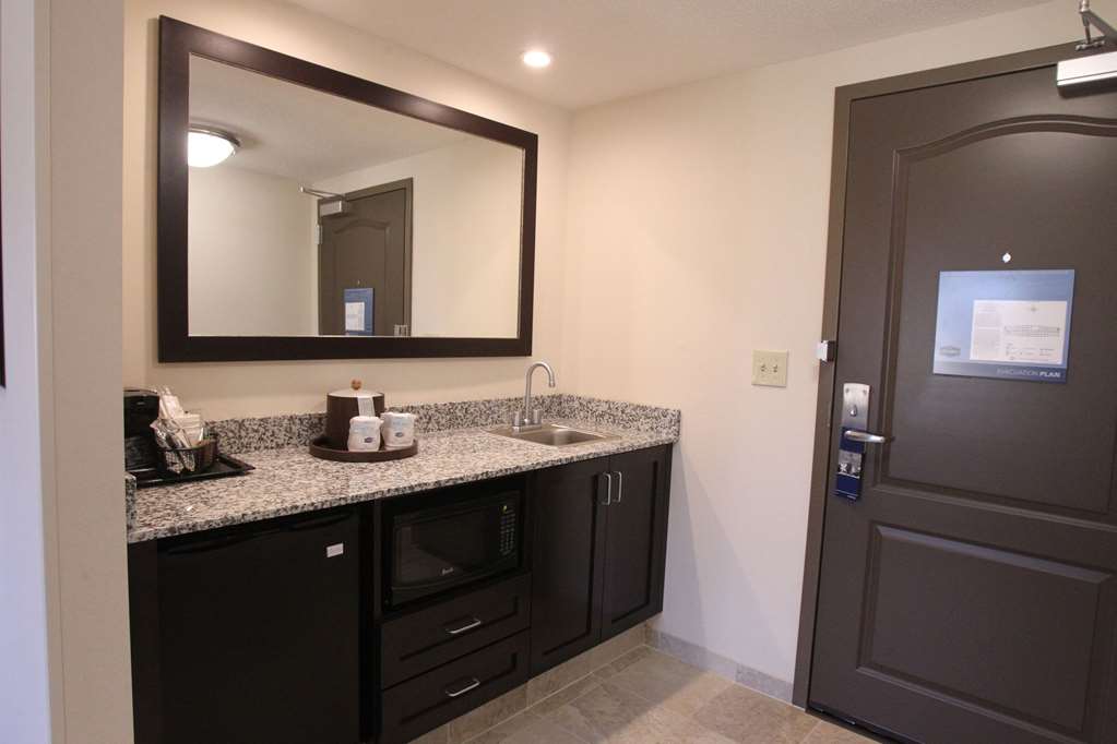 Hampton Inn &amp; Suites Seneca-Clemson Area, SC-guestroom-Guest Room,Bathroom,On-Site.jpg