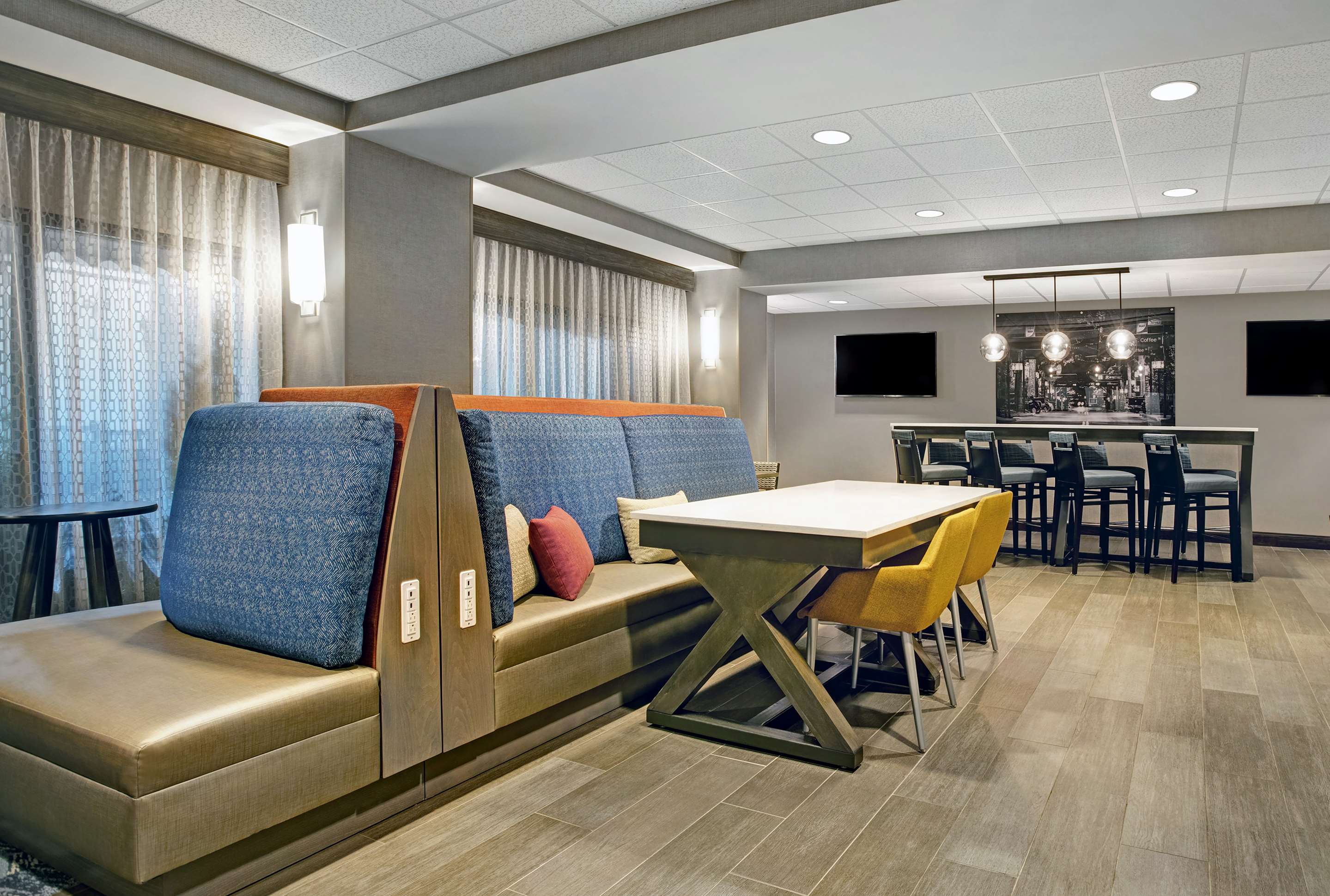 Breakfast Area | Hampton Inn Greenville I-385 - Woodruff Rd.