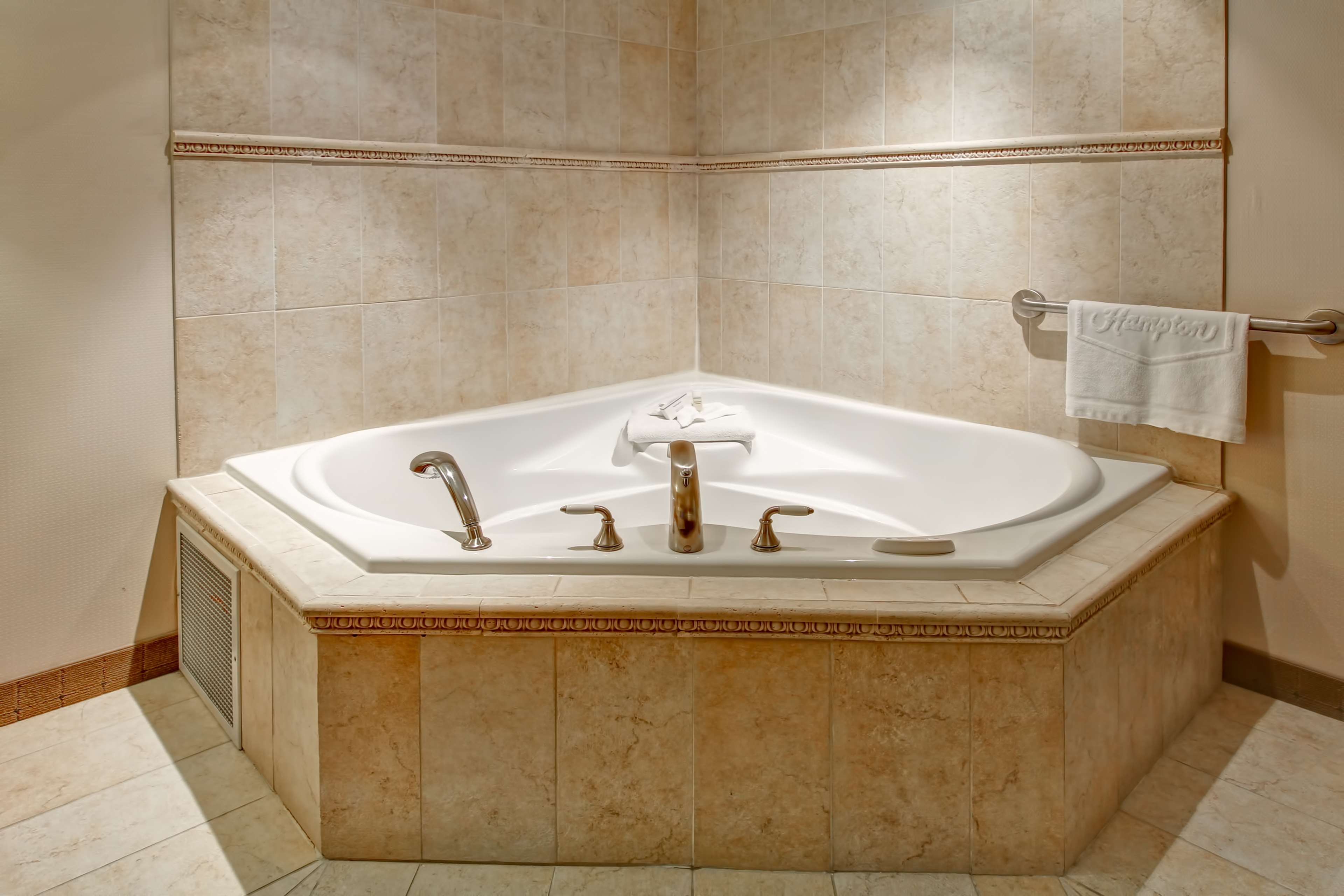 Hampton Inn & Suites by Hilton - Guelph Room Type - WHIRLPOOL SUITE KING BED-N