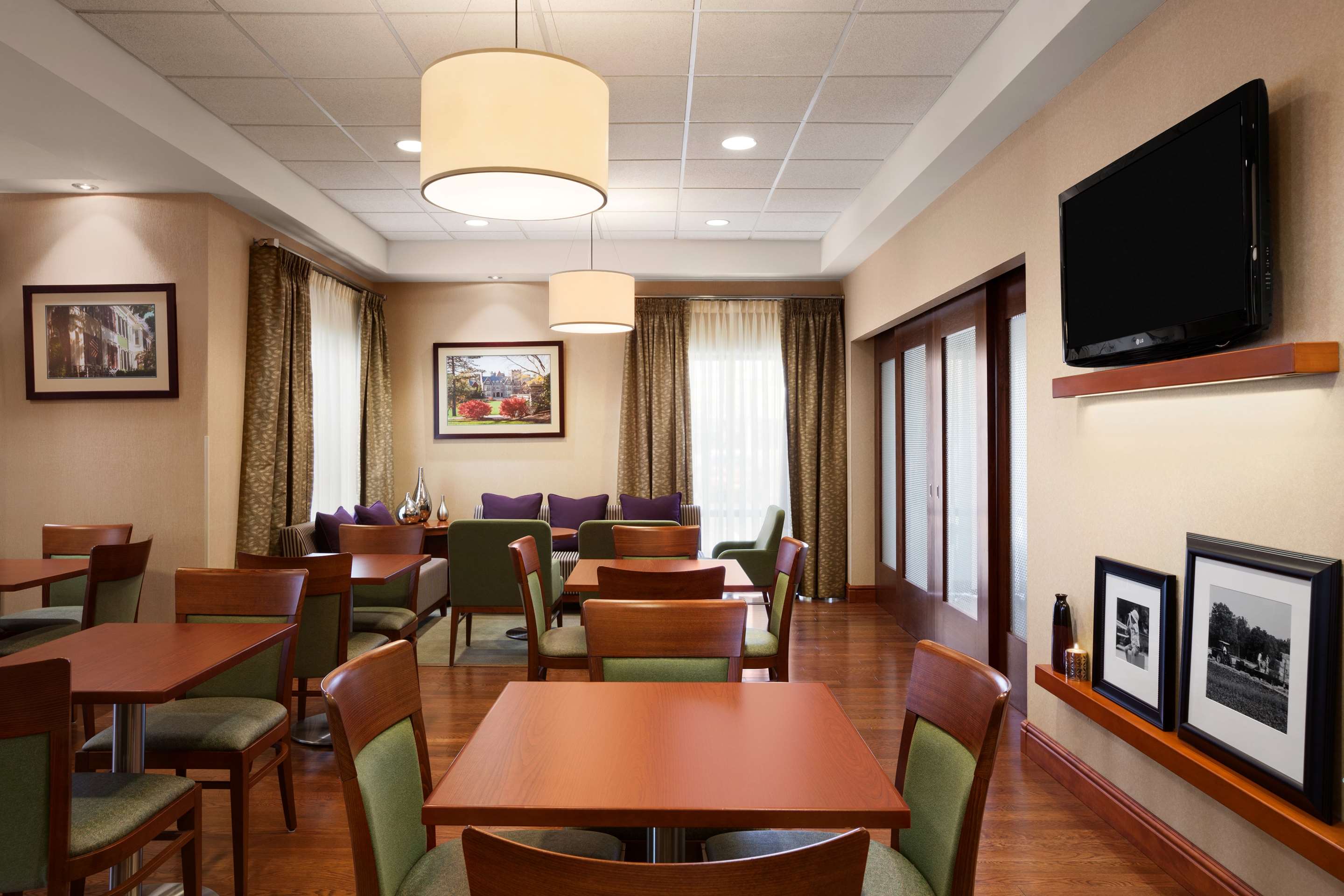 Reception | Hampton Inn Geneva