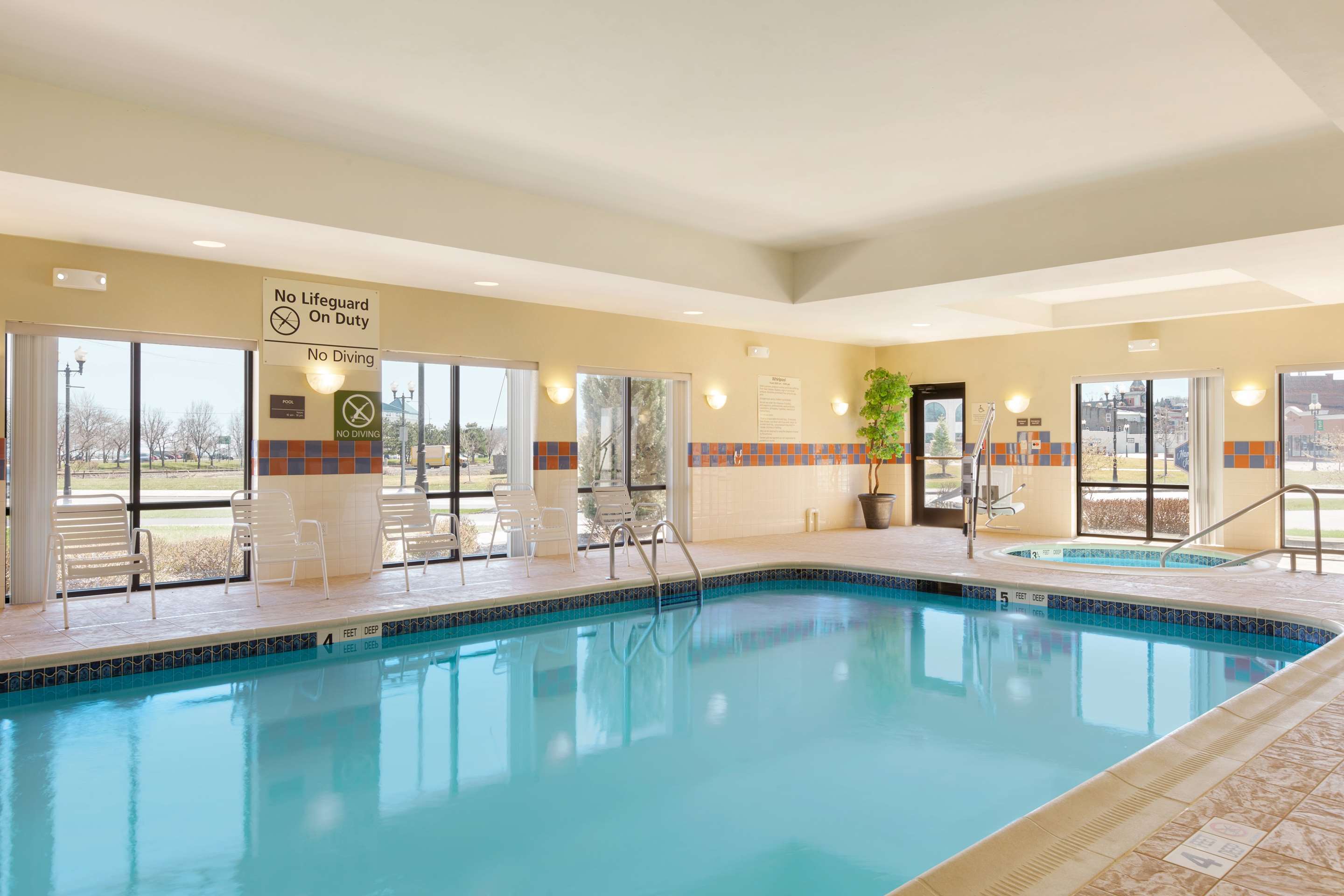 Pool | Hampton Inn Geneva