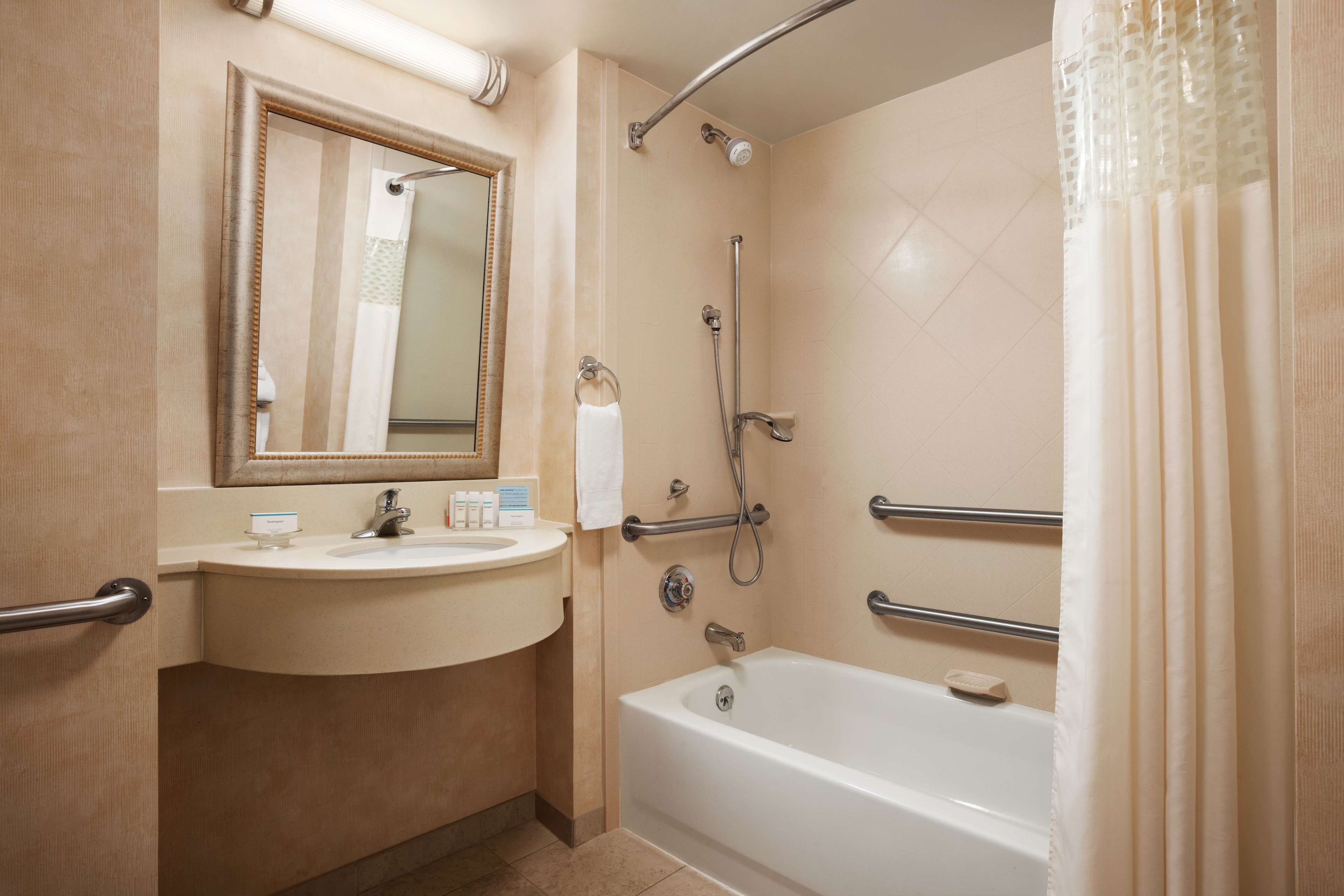 Hampton Inn by Hilton Geneva - Tap to explore photos