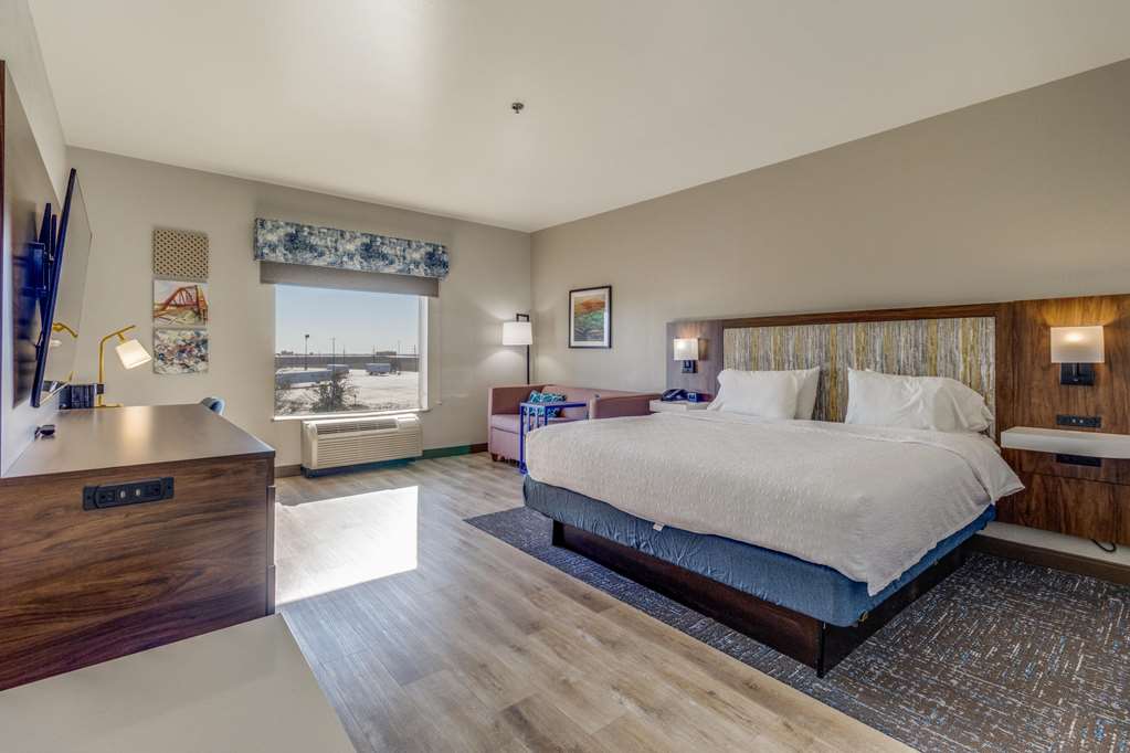 Hampton Inn & Suites by Hilton Gainesville - Tap to explore photos
