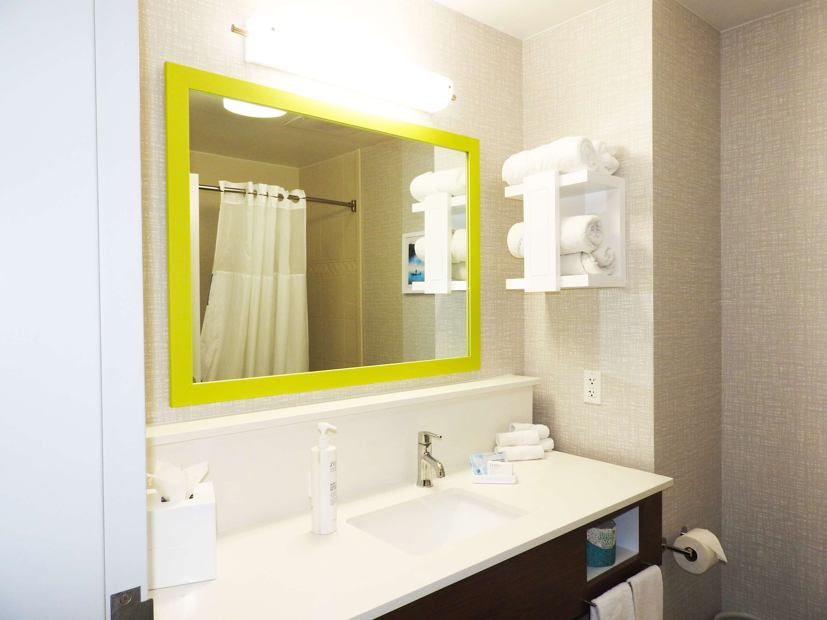 Guest room bath