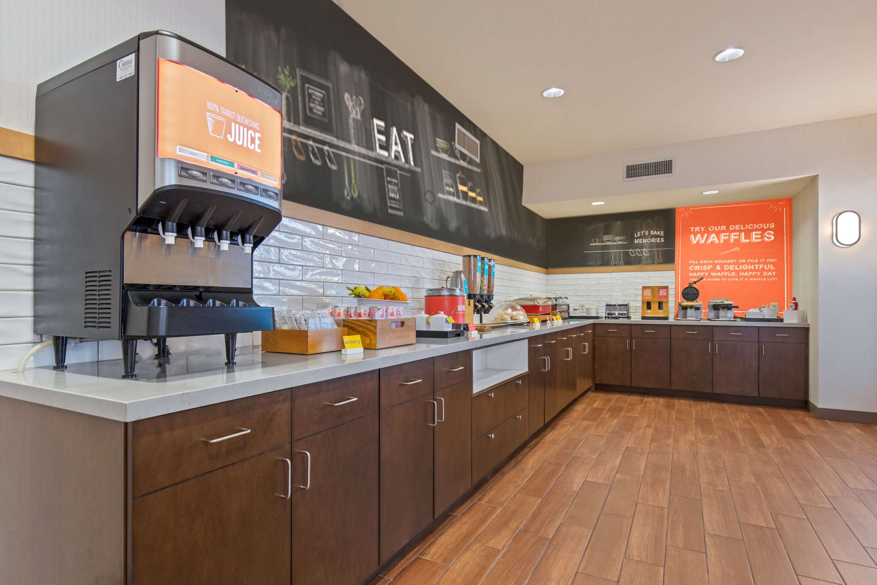 Breakfast Area | Hampton Inn & Suites Greeley