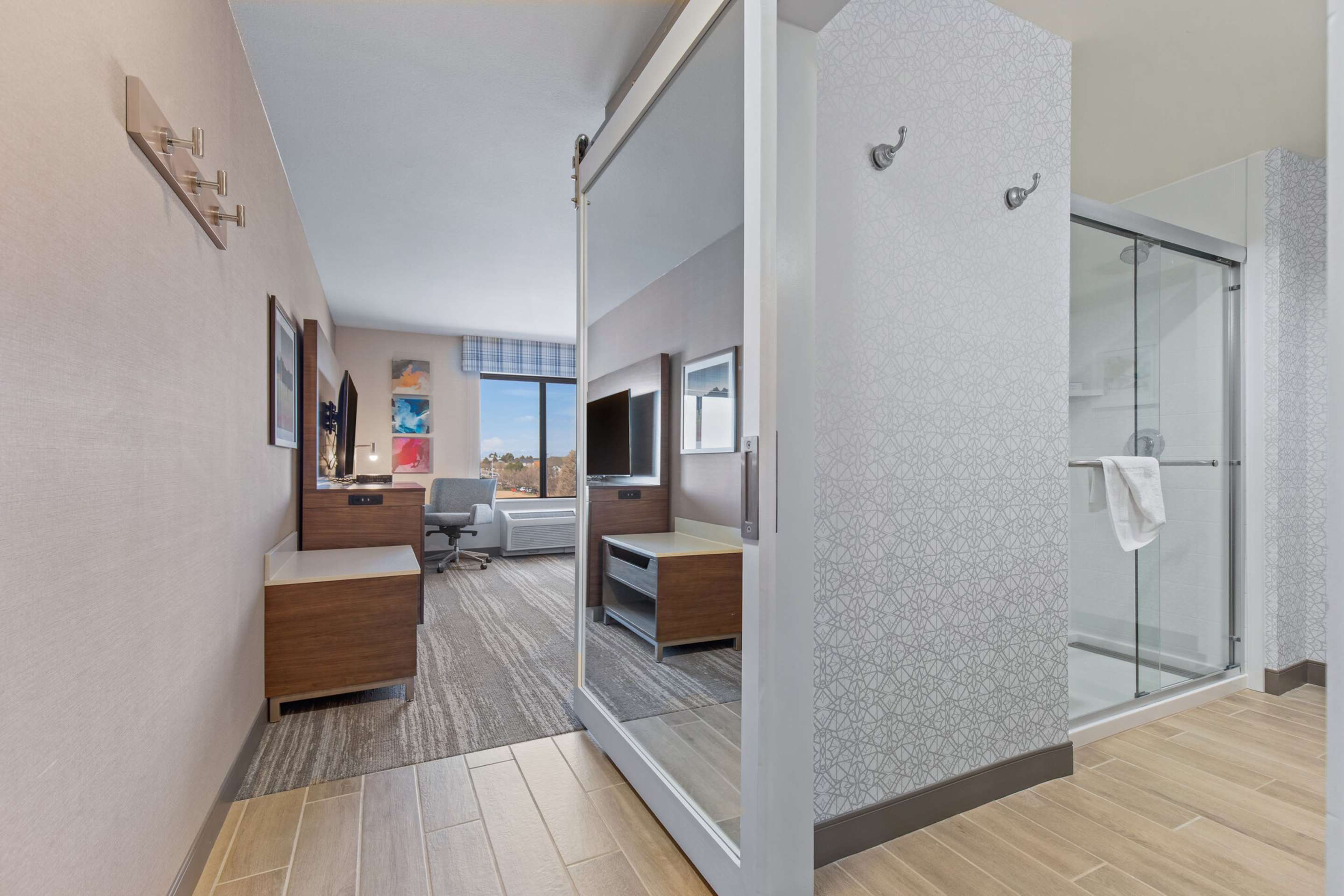 Guest room bath
