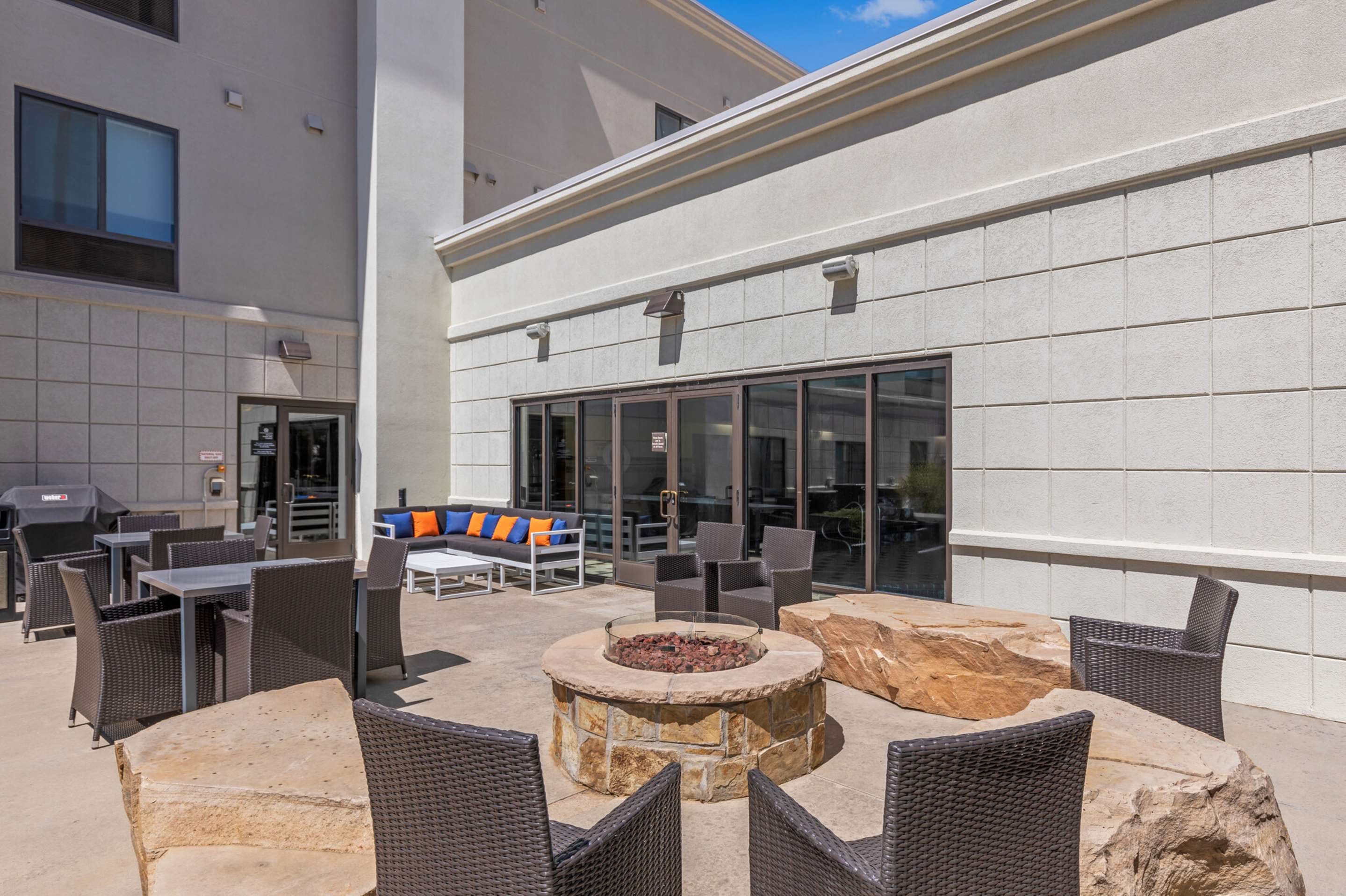 Exterior | Hampton Inn & Suites Greeley