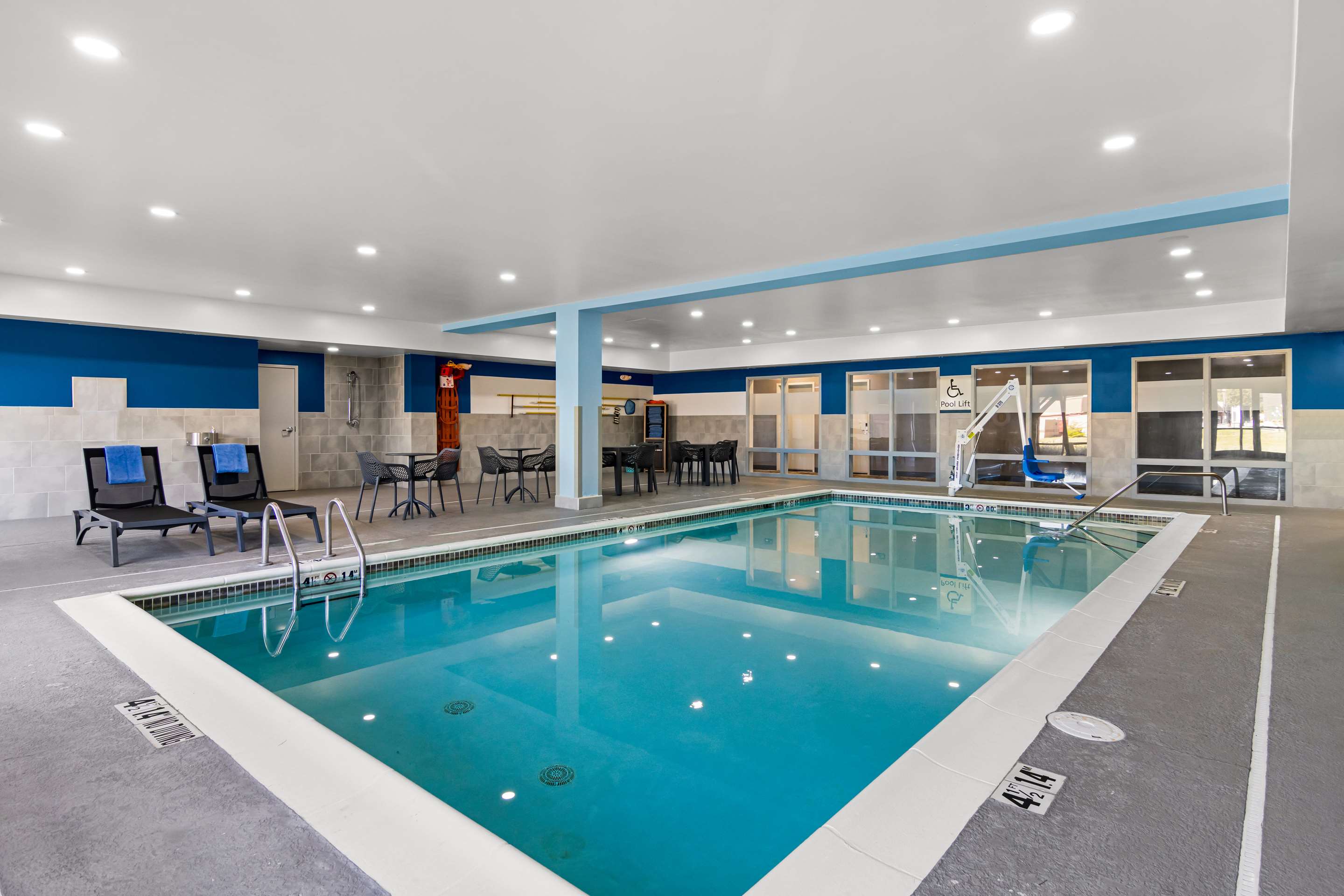 Pool | Hampton Inn & Suites Schererville