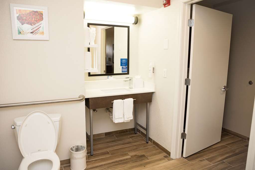 HAMPTON INN HAMMOND LA Room Type - 1KG MOB HEAR ACC RI-SHW NS