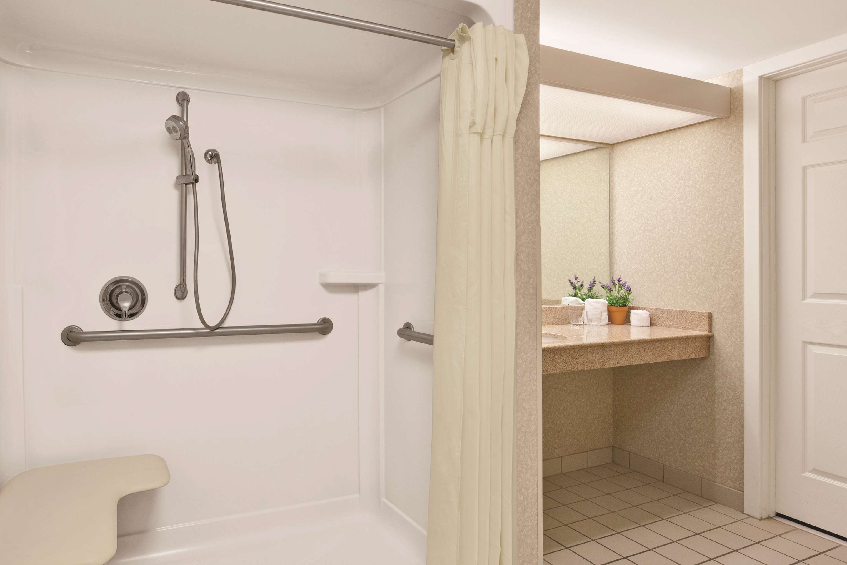 Guest room bath