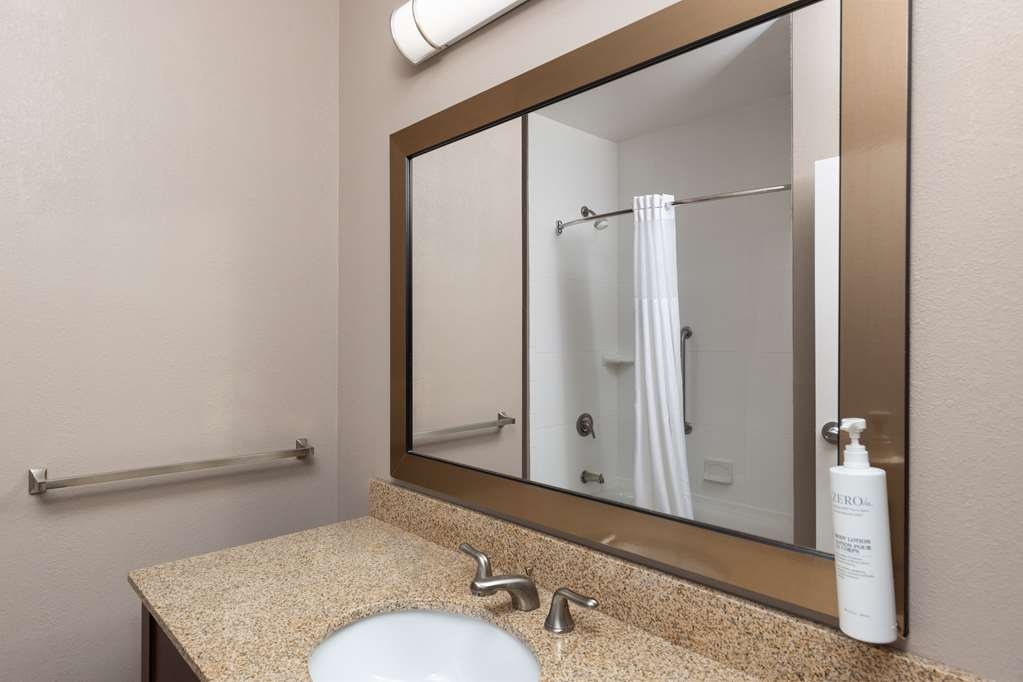 Hampton Inn & Suites Harrisburg/North, PA-guestroom-Guest Room,Bathroom,On-Site.jpg
