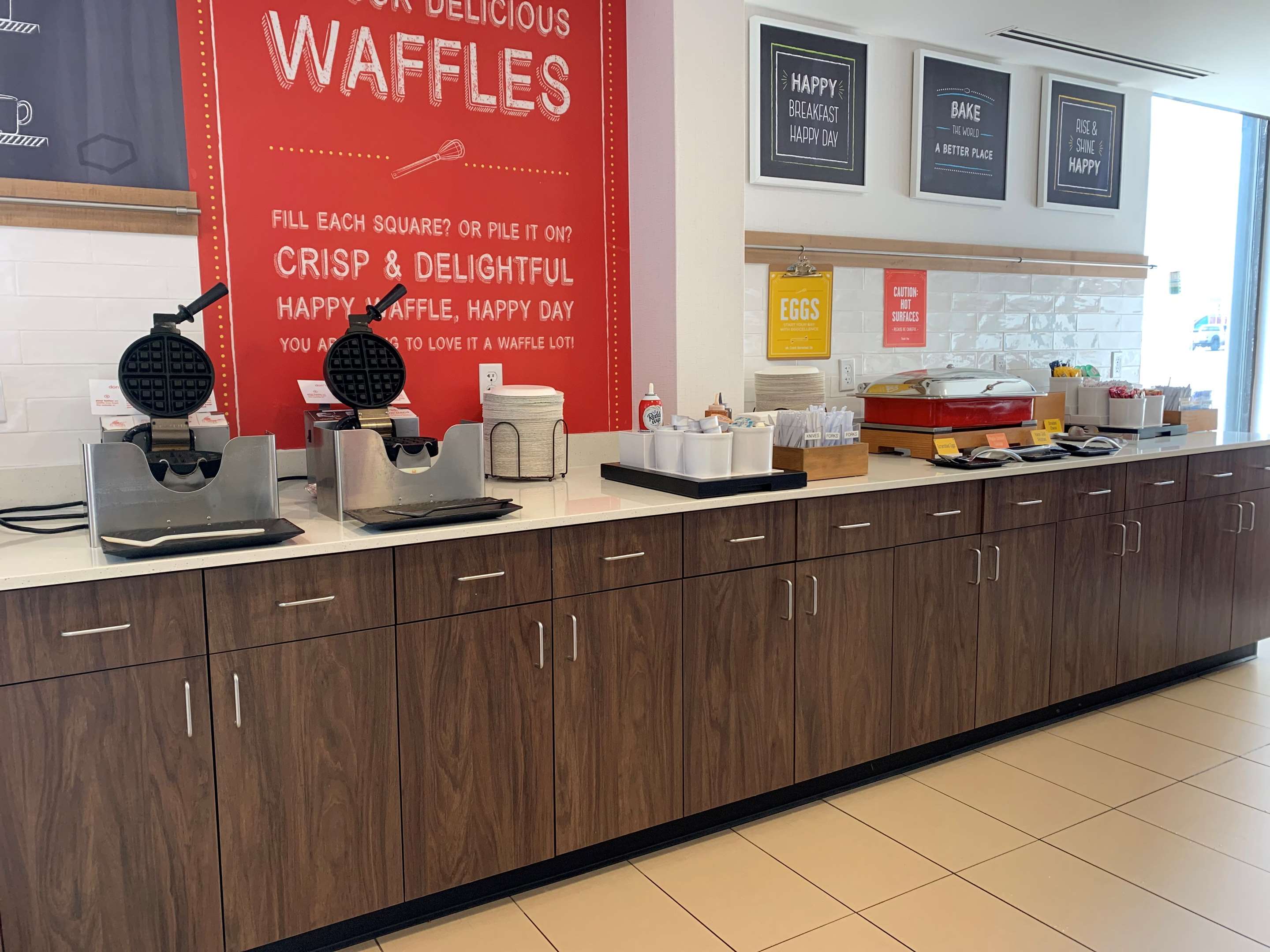 Breakfast Area | Hampton Inn Harrisburg-East (Hershey Area)