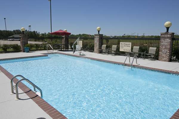 Pool - Hampton Inn & Suites Wiggins