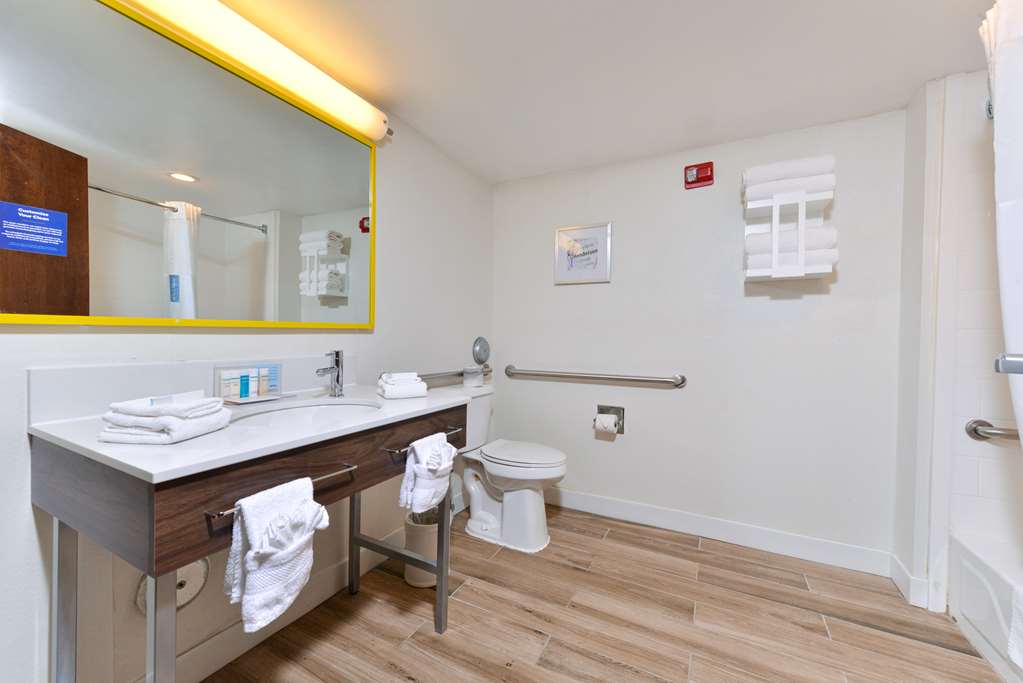 Hampton Inn Henderson I-85 Room Type - 2 QNS ACCESSIBLE W TUB NS