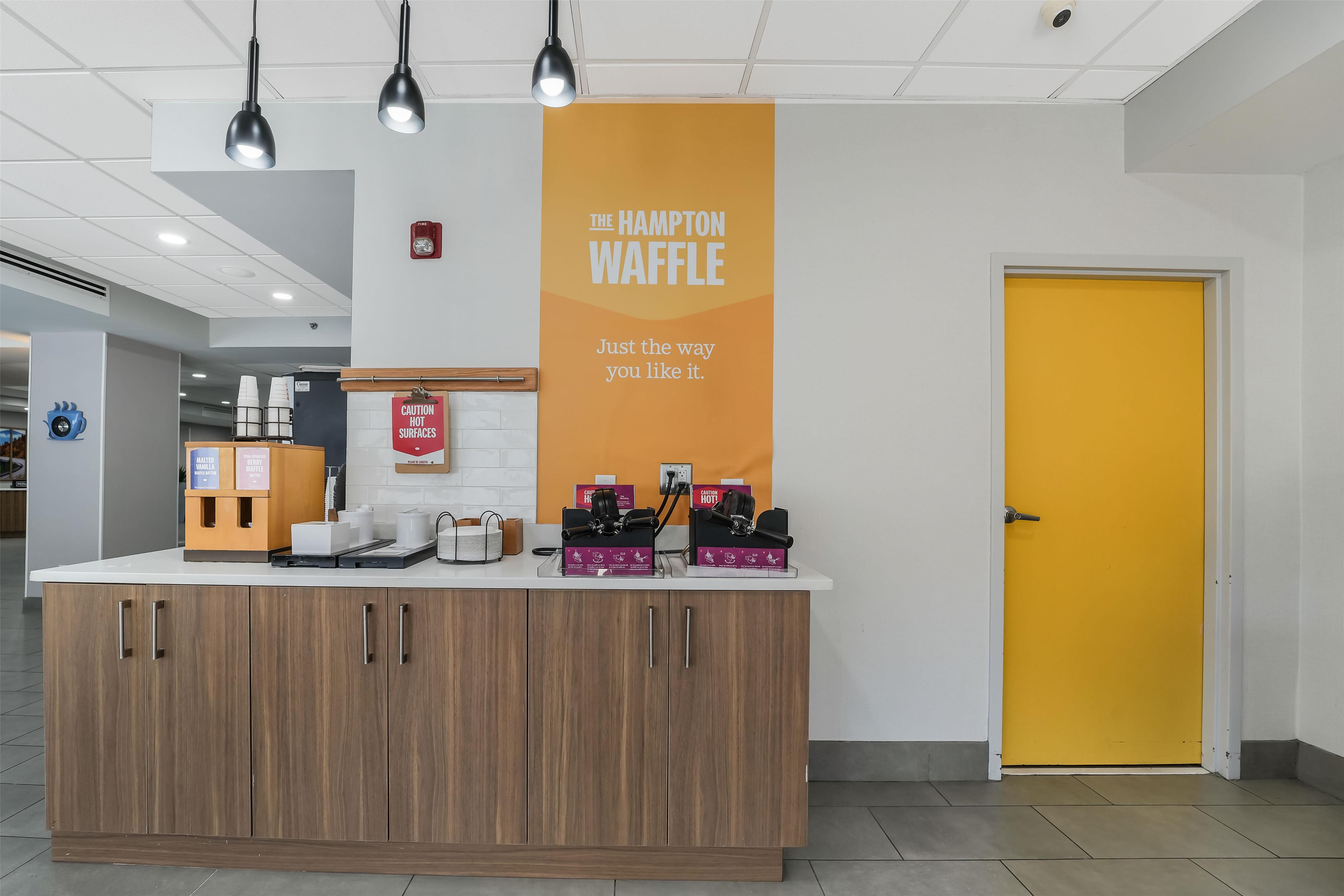 Breakfast Area | Hampton Inn Henderson