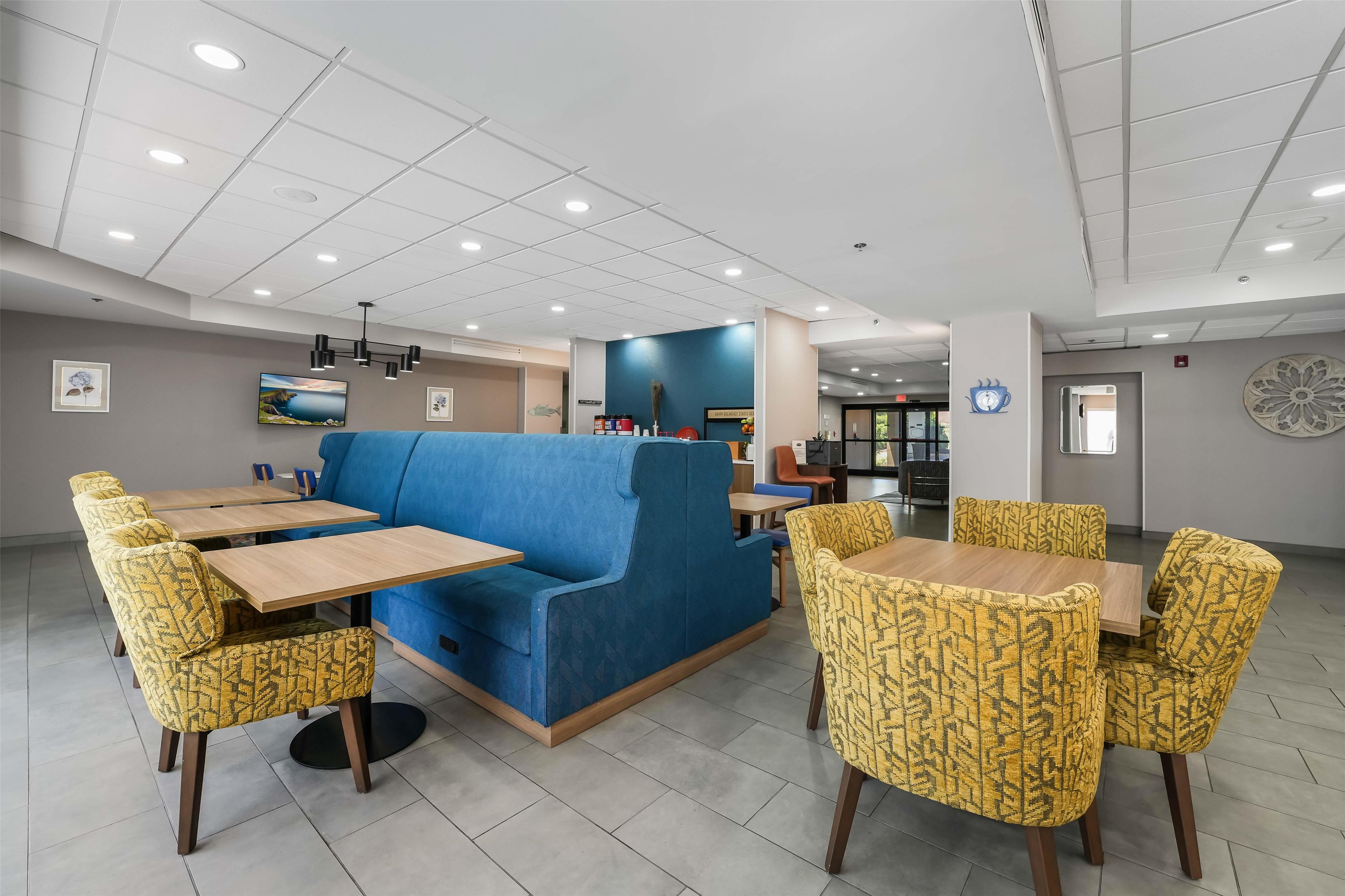 Breakfast Area | Hampton Inn Henderson