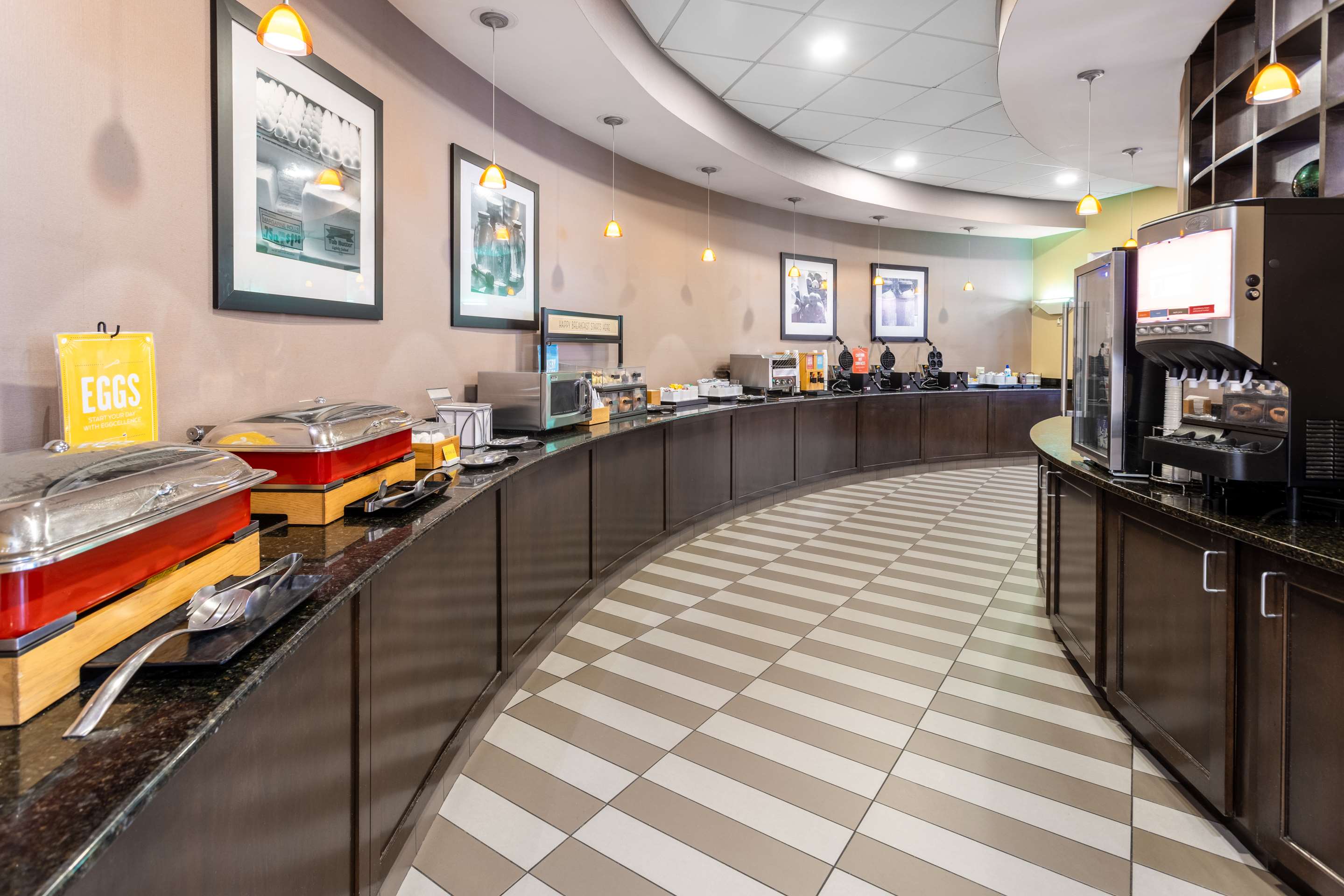 Breakfast Area | Hampton Inn & Suites Hershey